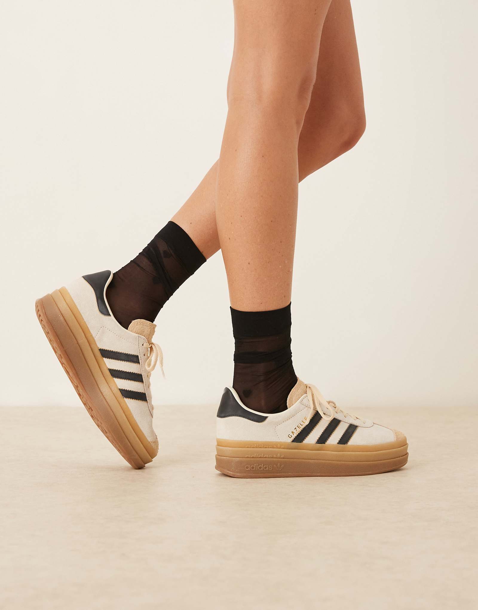 кроссовки adidas Originals Gazelle bold кремового и черного цветов 17190₽