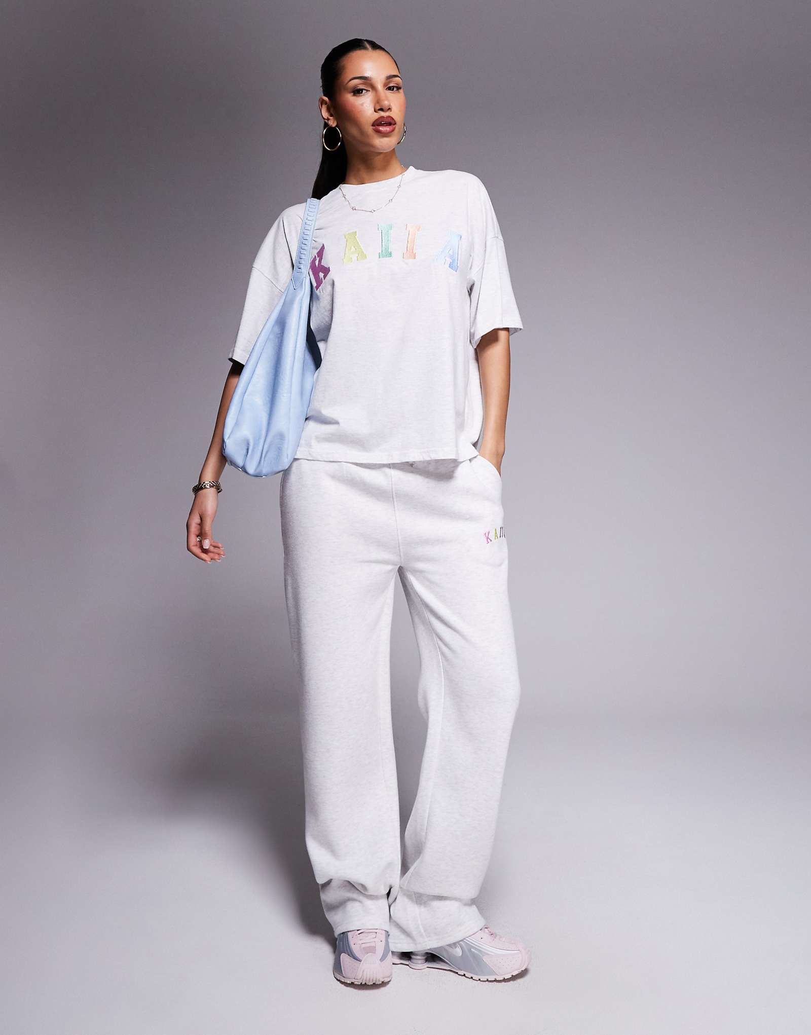 Широкие спортивные брюки с вышитым радужным логотипом Kaiia цвета серого вереска - часть комплекта 5090₽