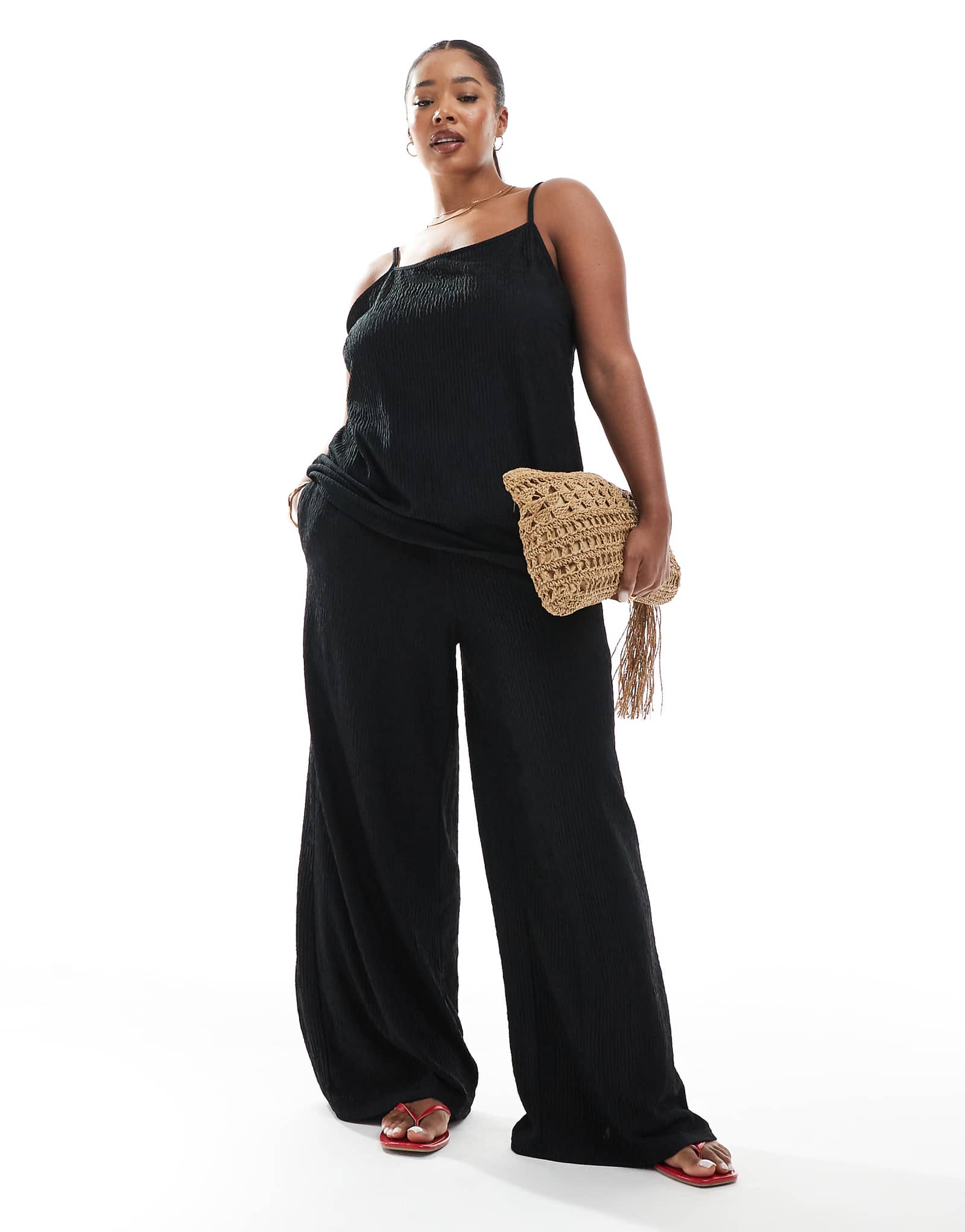 ТОЛЬКО широкие брюки с рельефной текстурой черного цвета - часть комплекта 10090₽