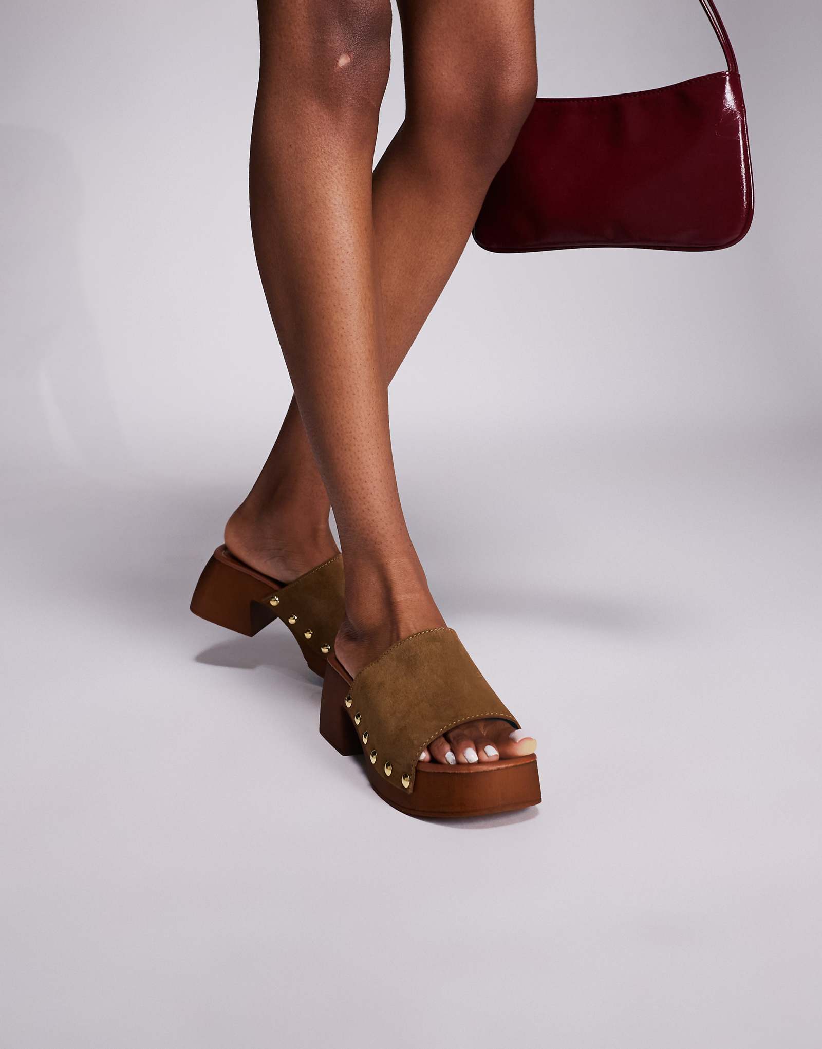 эксклюзивные босоножки-сабо на каблуке от schuh из замши цвета хаки