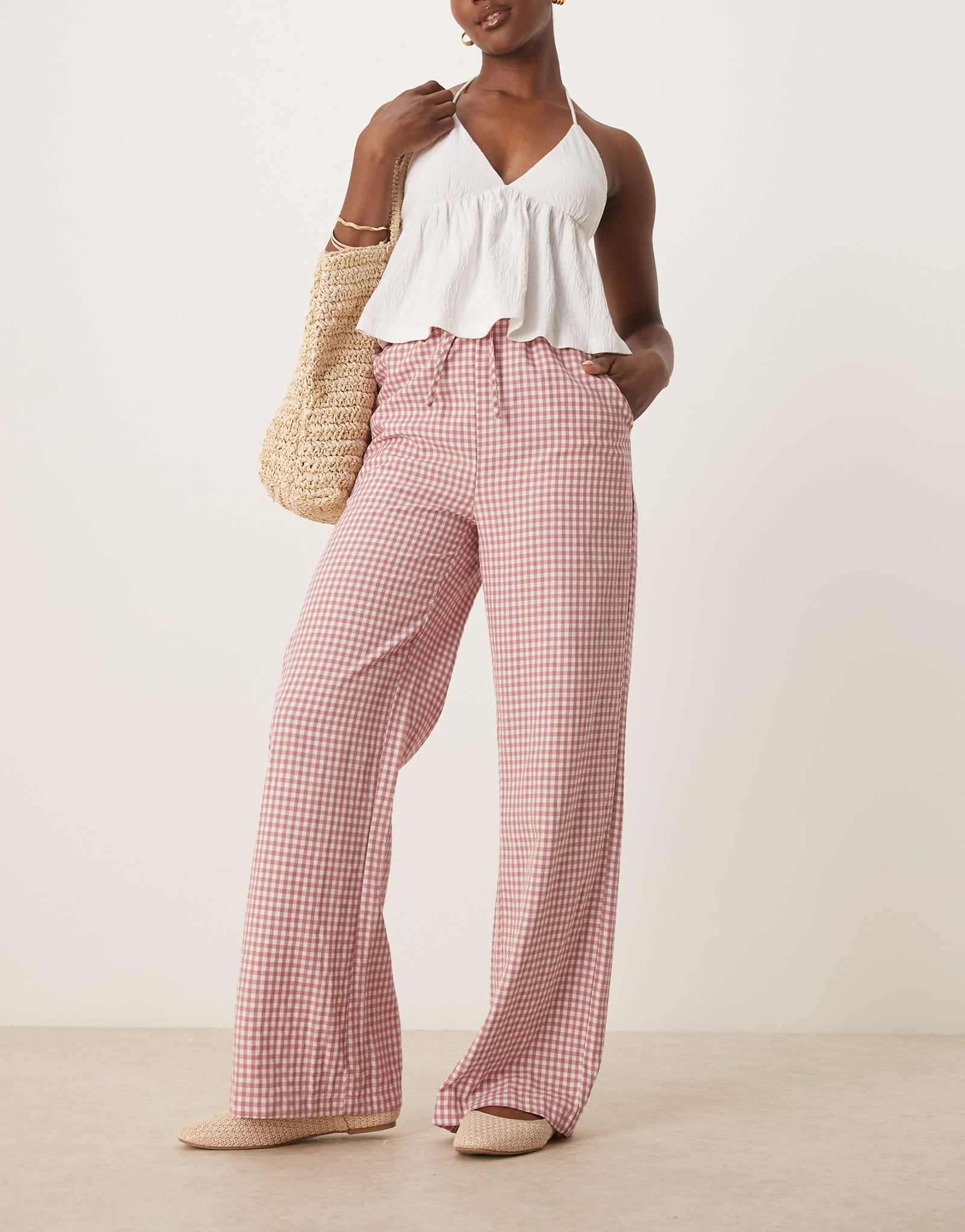 Широкие брюки из потертой клетчатой ткани с завязками на талии розового и белого цветов 5990₽