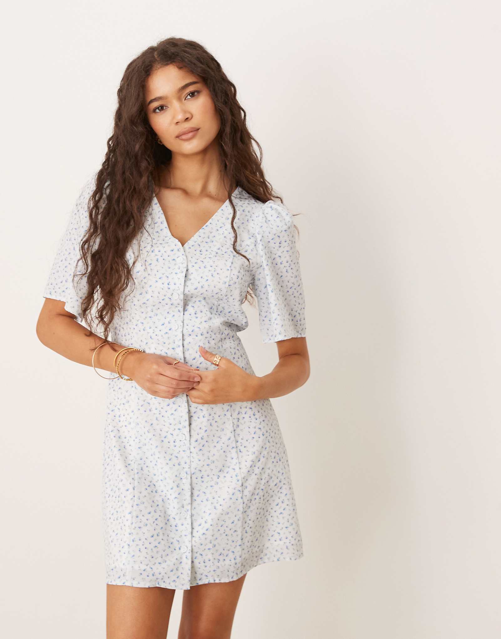 Гламурное чайное платье с коротким рукавом и пуговицами спереди синего цвета в мелкий цветочек