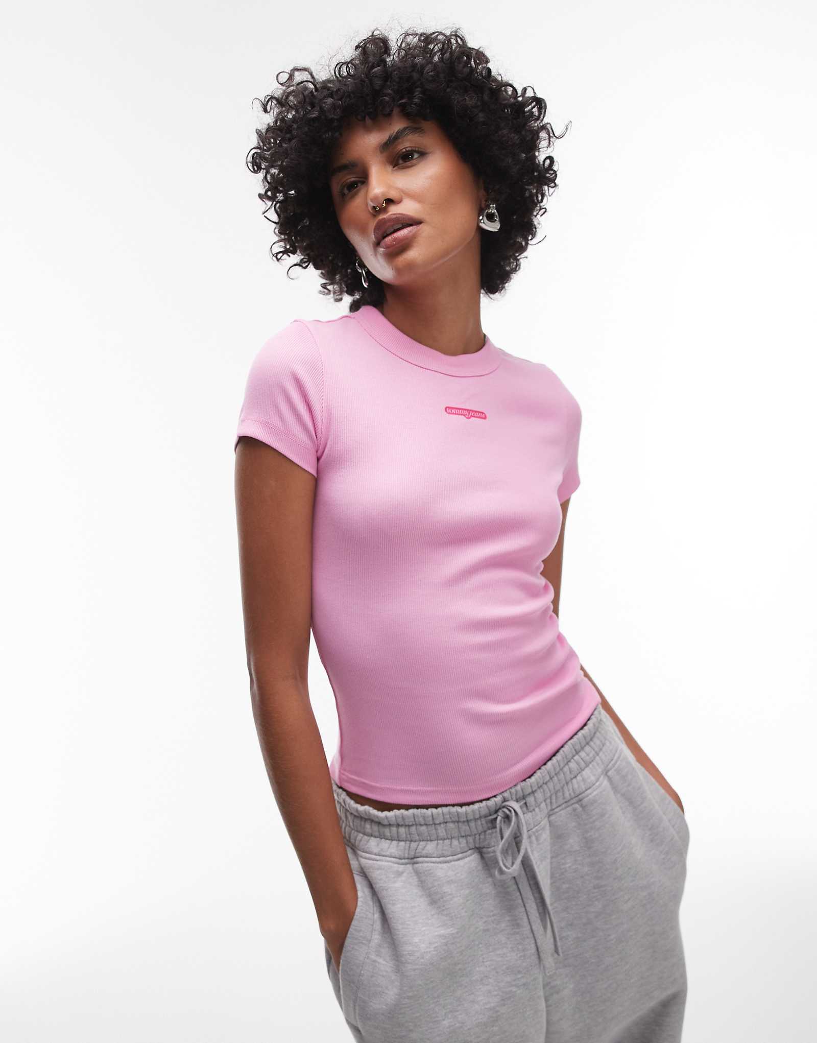 Приталенная футболка Tommy Jeans script ярко-розового цвета 8090₽