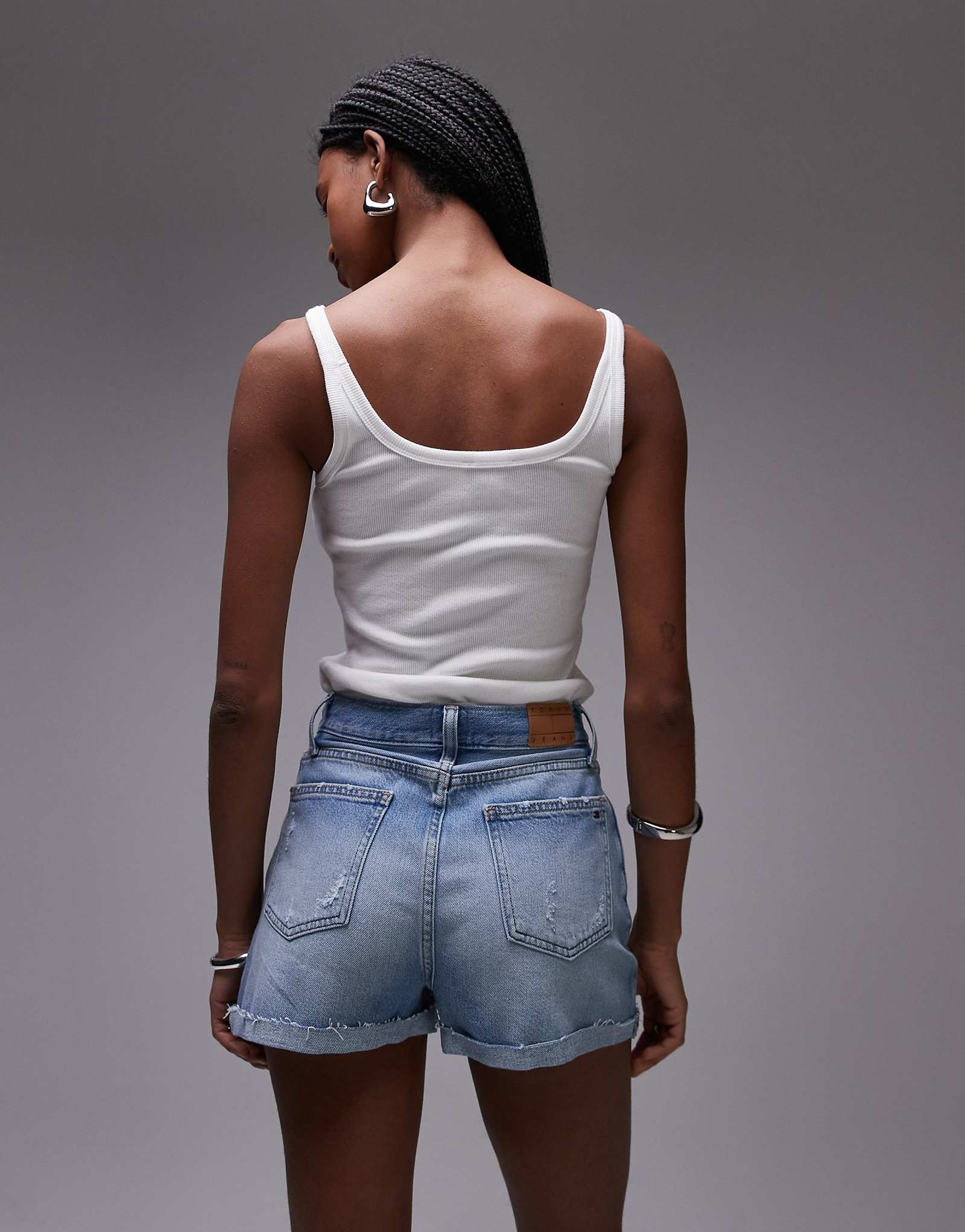 Джинсовые микро-шорты Tommy Jeans светло-голубого цвета 19390₽