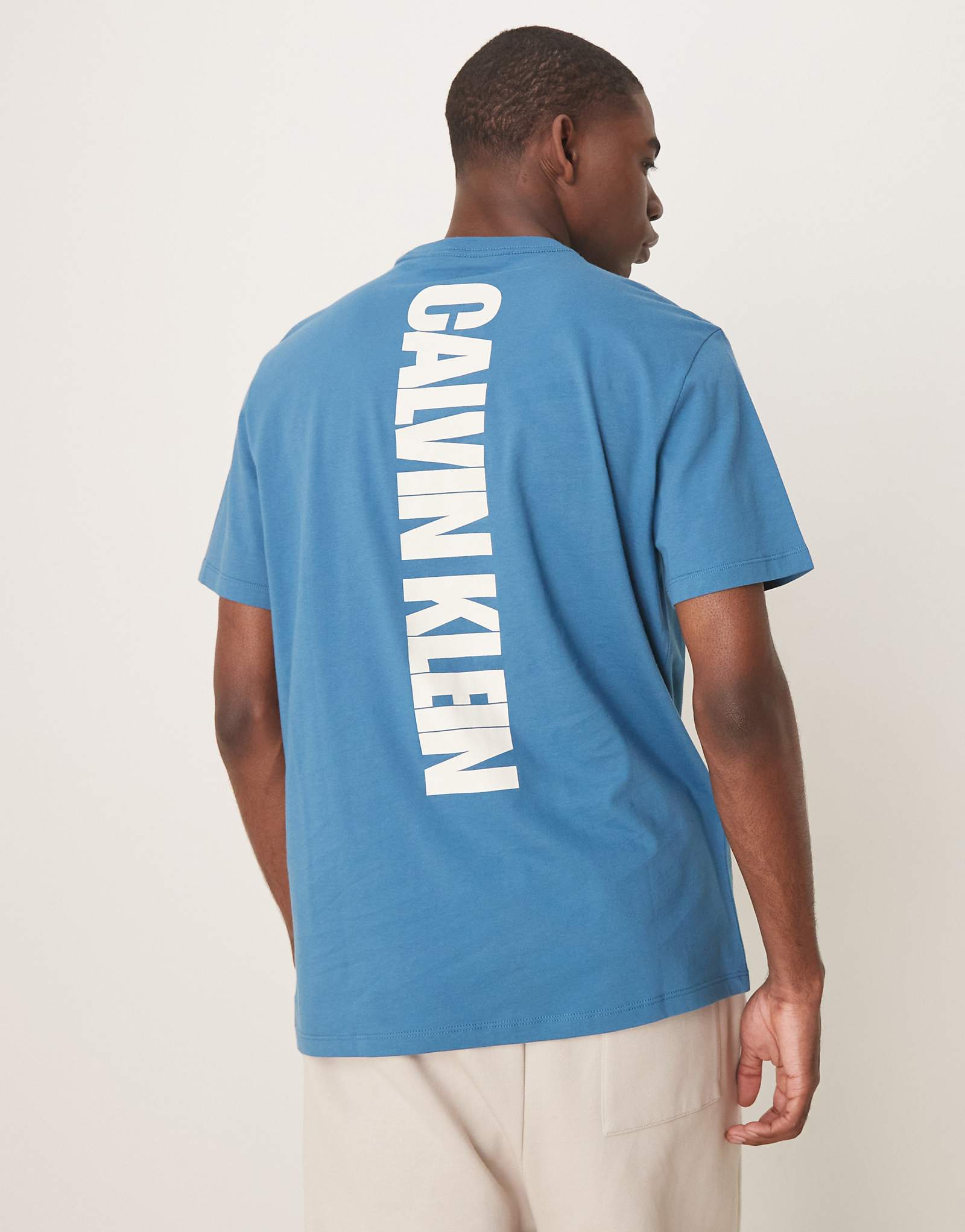 Синяя футболка с вертикальным принтом на спине от Calvin Klein Jeans 8190₽