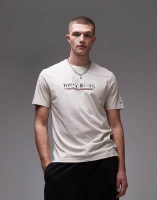 Футболка с крупным центральным логотипом Tommy Hilfiger белоснежного цвета