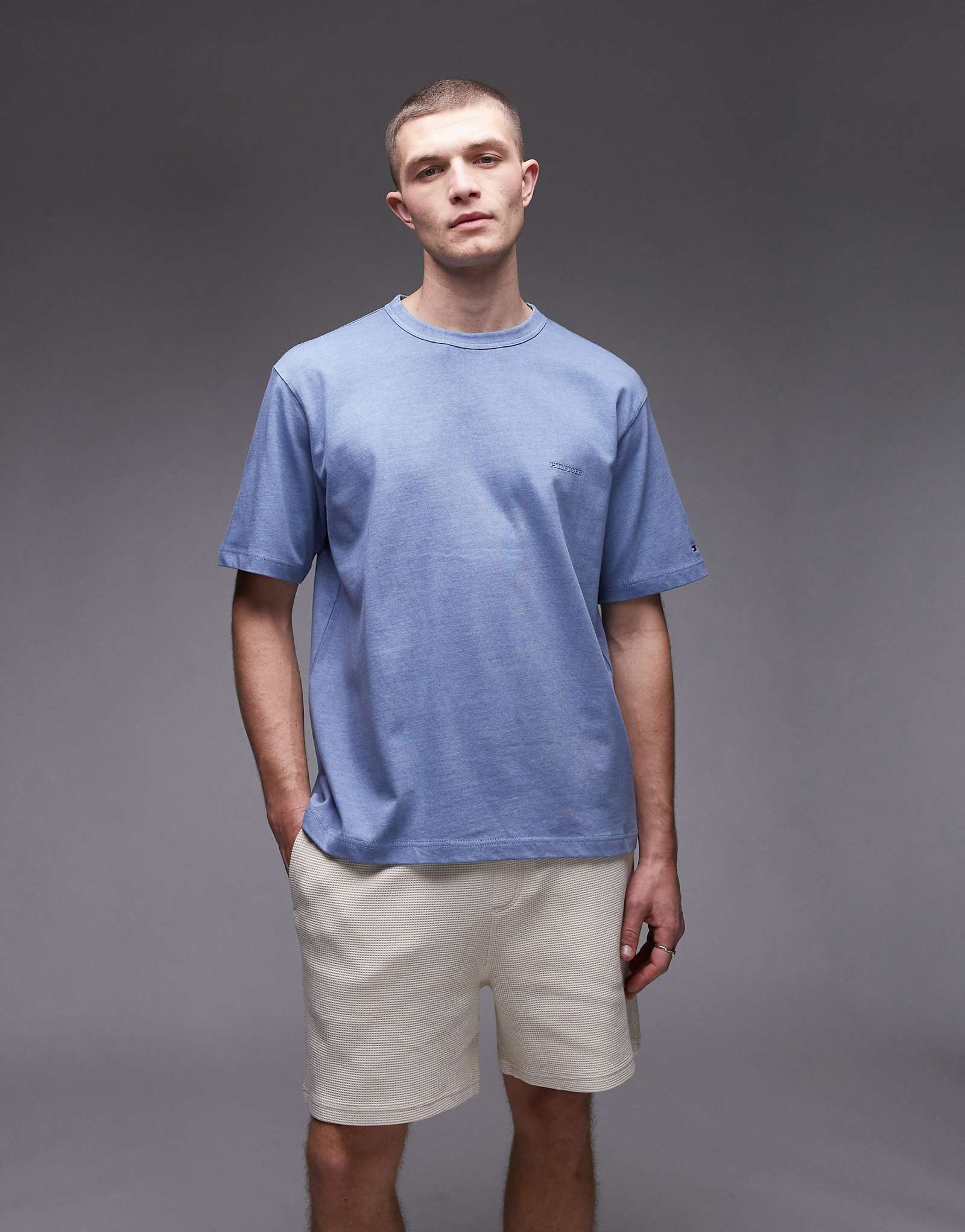 Футболка с логотипом Tommy Hilfiger в тон темно-синему 7790₽