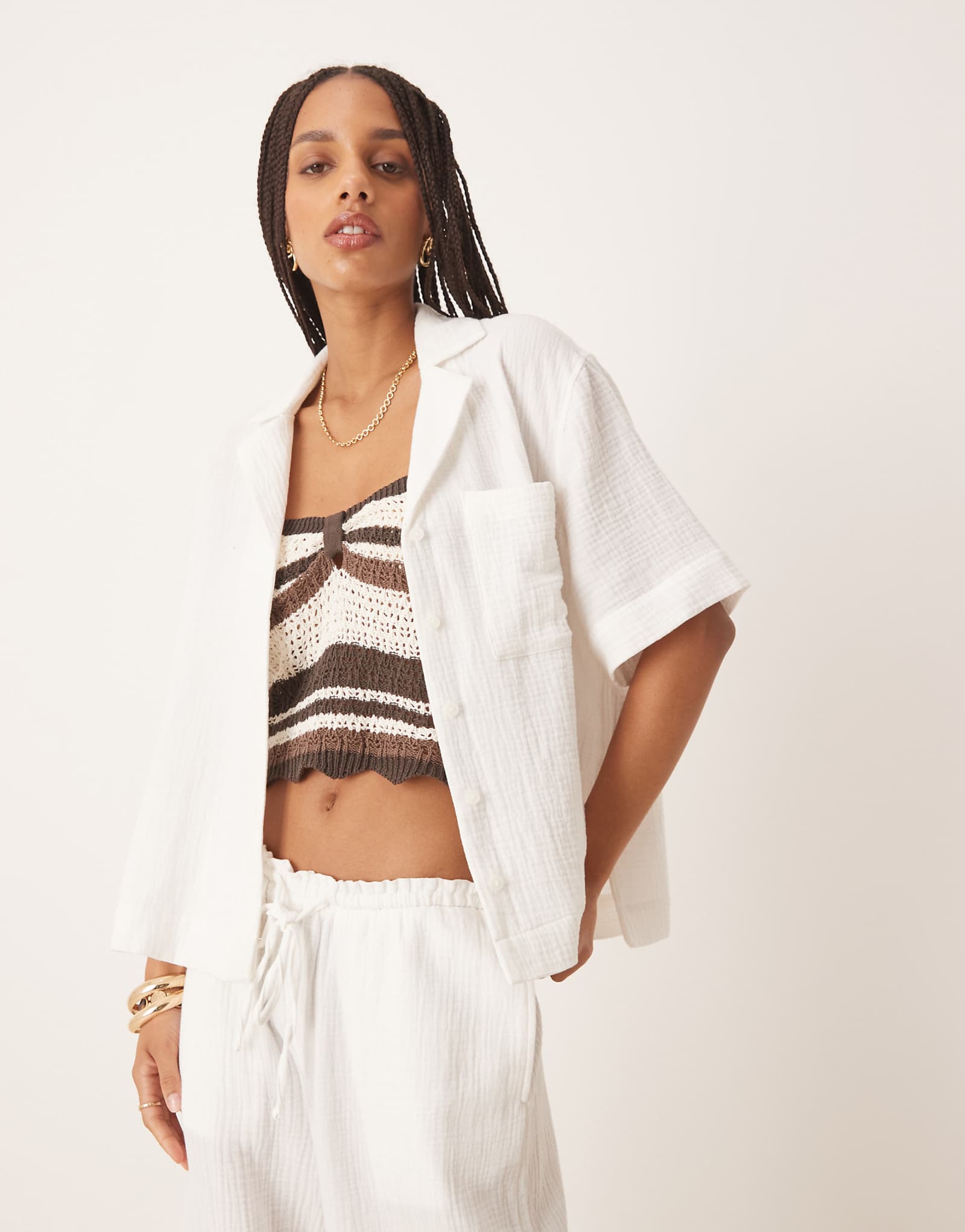 Белая газовая рубашка свободного кроя с коротким рукавом из трикотажа Gina Tricot свободного кроя - часть комплекта 8590₽