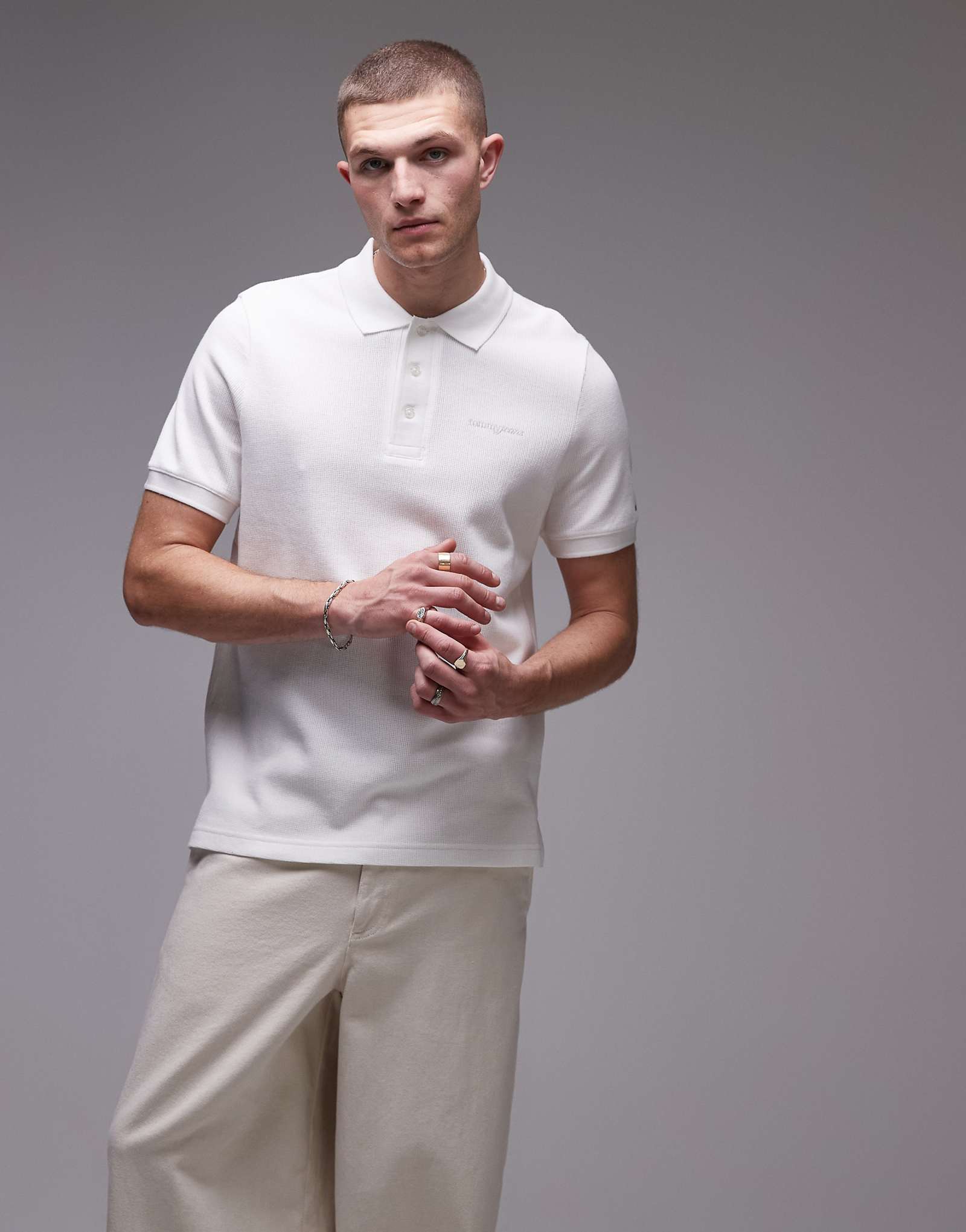 Футболка-поло из вафельного трикотажа с логотипом Tommy Jeans script белоснежного цвета 15190₽