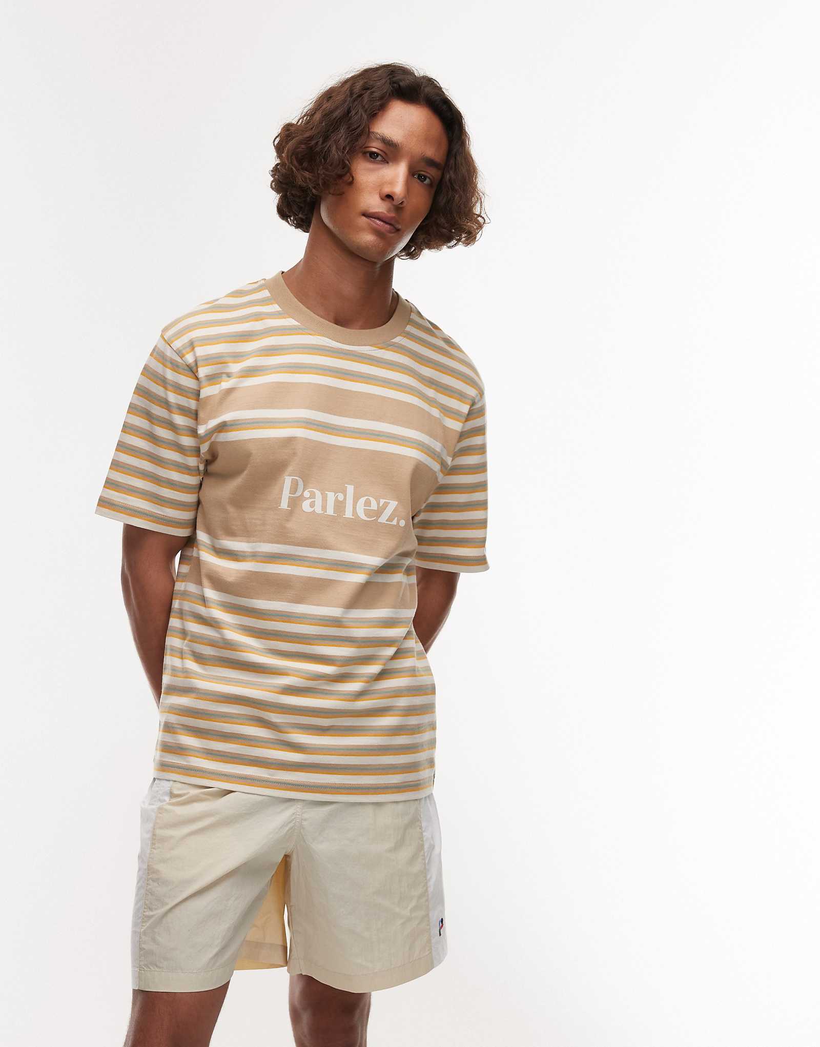 Футболка с логотипом Parlez в солнечную полоску бежевого цвета.