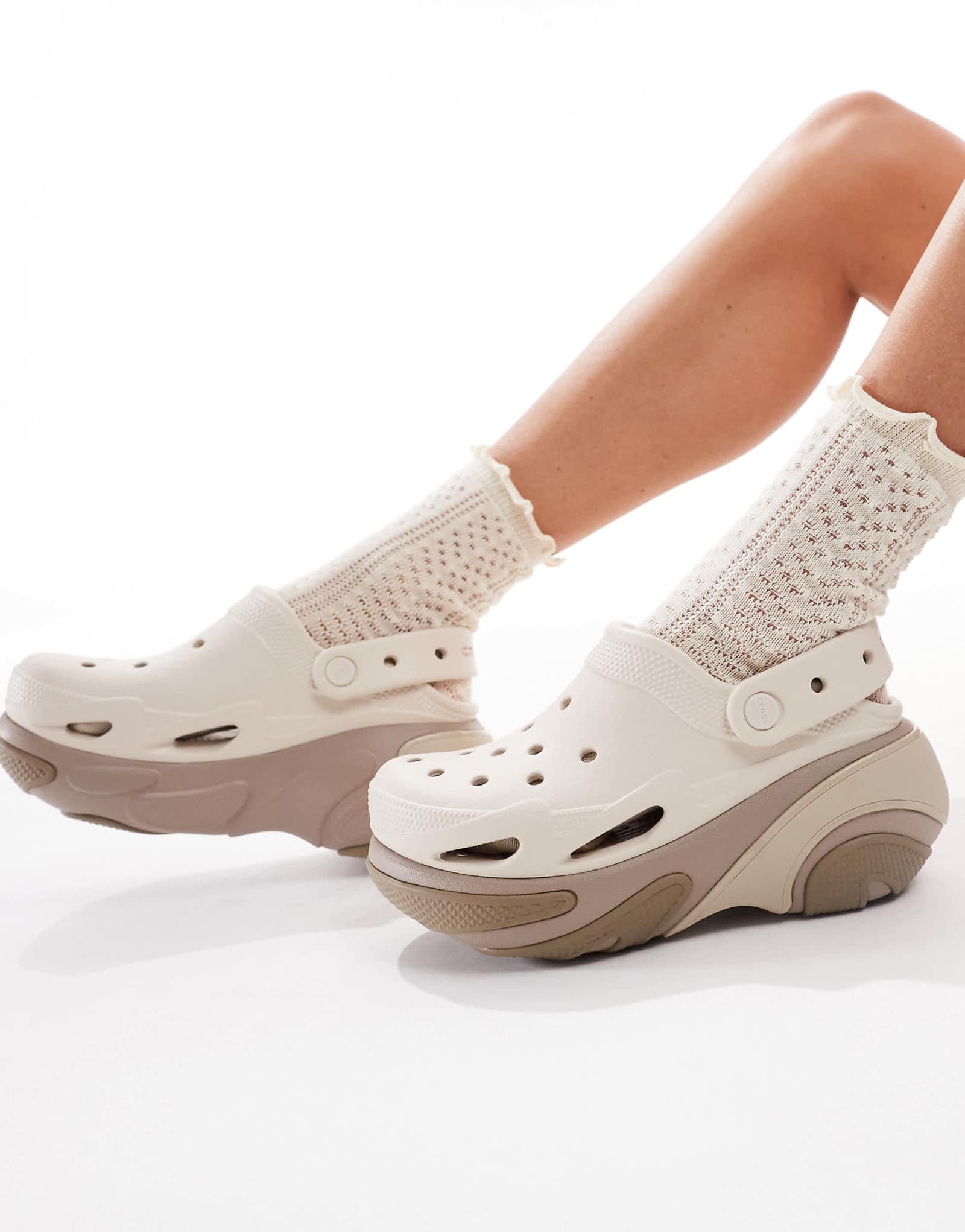 Сабо на платформе Crocs Bubble Crush темно-серого цвета 18390₽