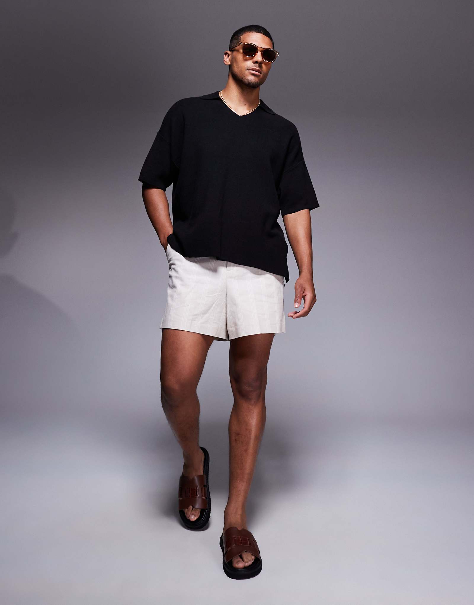 Трикотажное поло ADPT оверсайз с разрезным вырезом черного цвета 8890₽