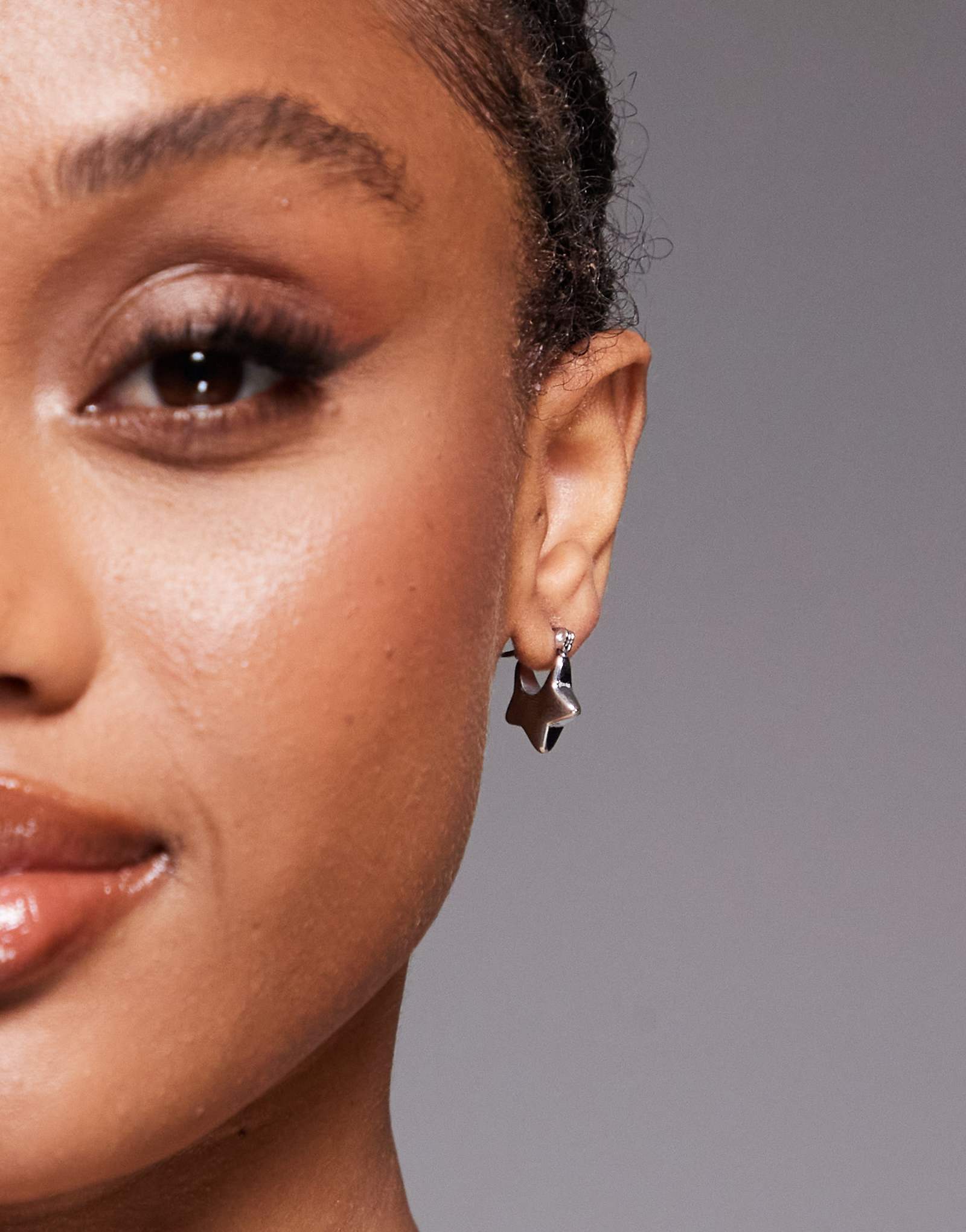 На шее у Звездной девушки серебряные серьги из нержавеющей стали