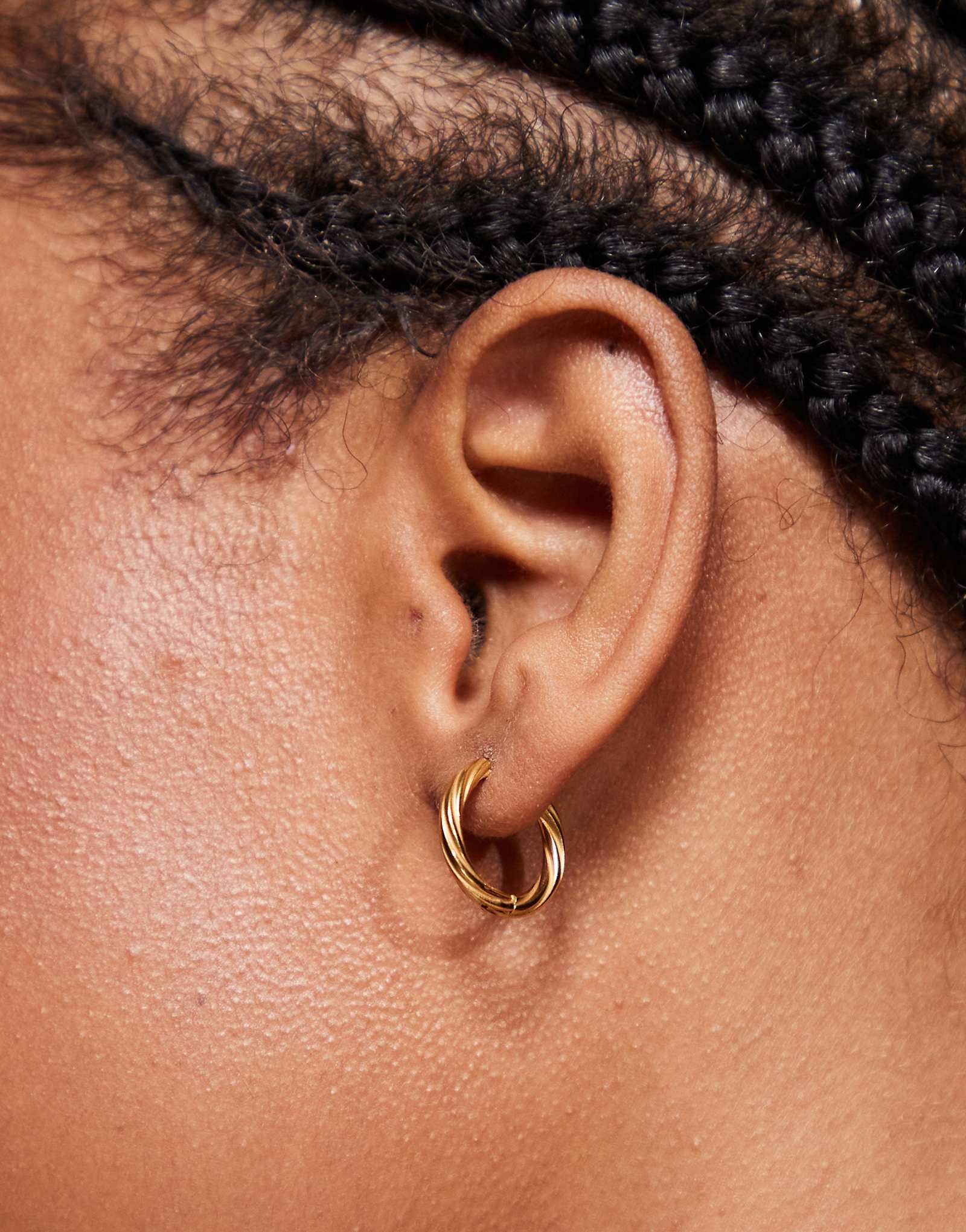 Горловина на линии 15 мм с витыми золотыми обручами в золотой оправе