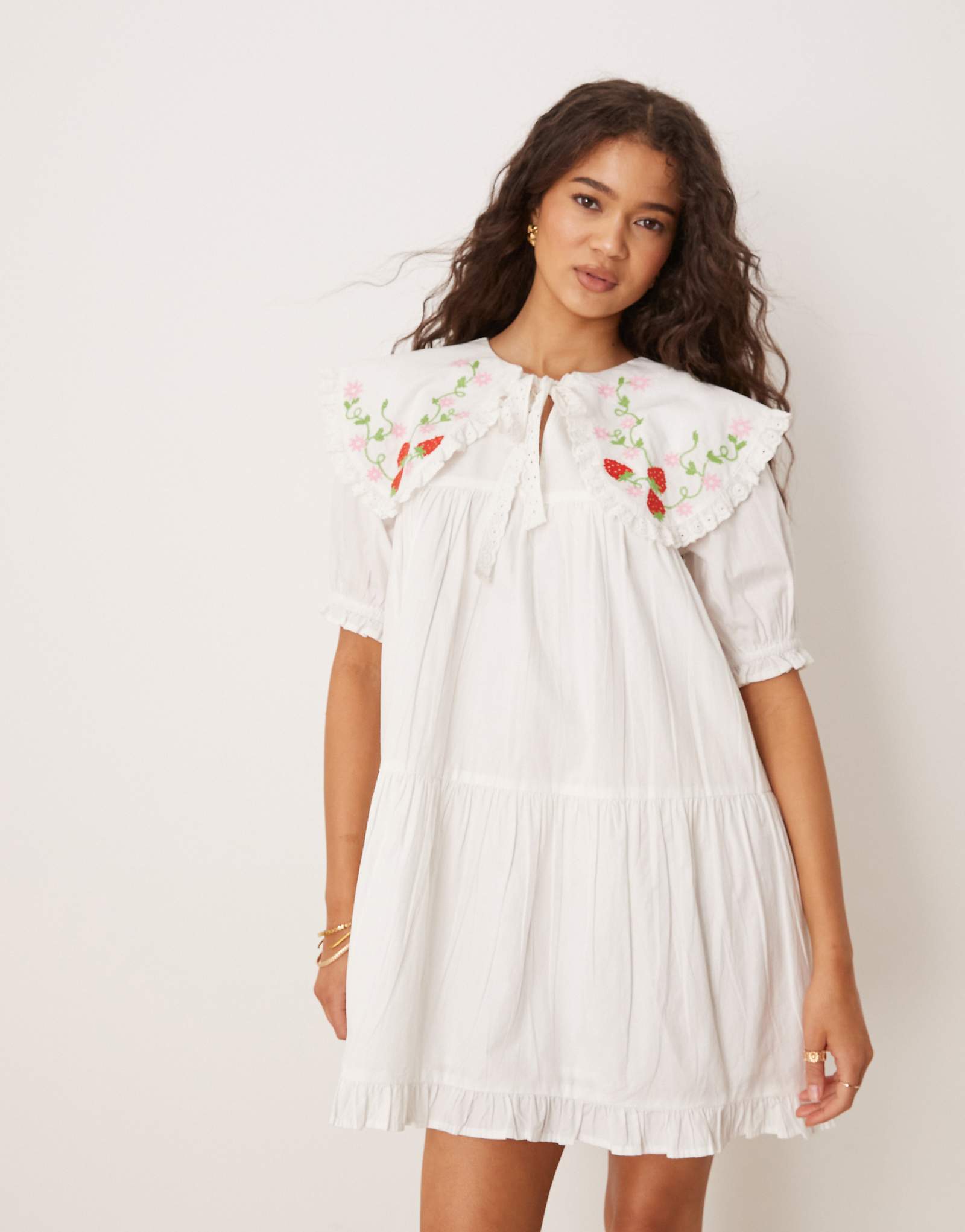 Белое платье-халат с вышивкой в виде неоновой розы