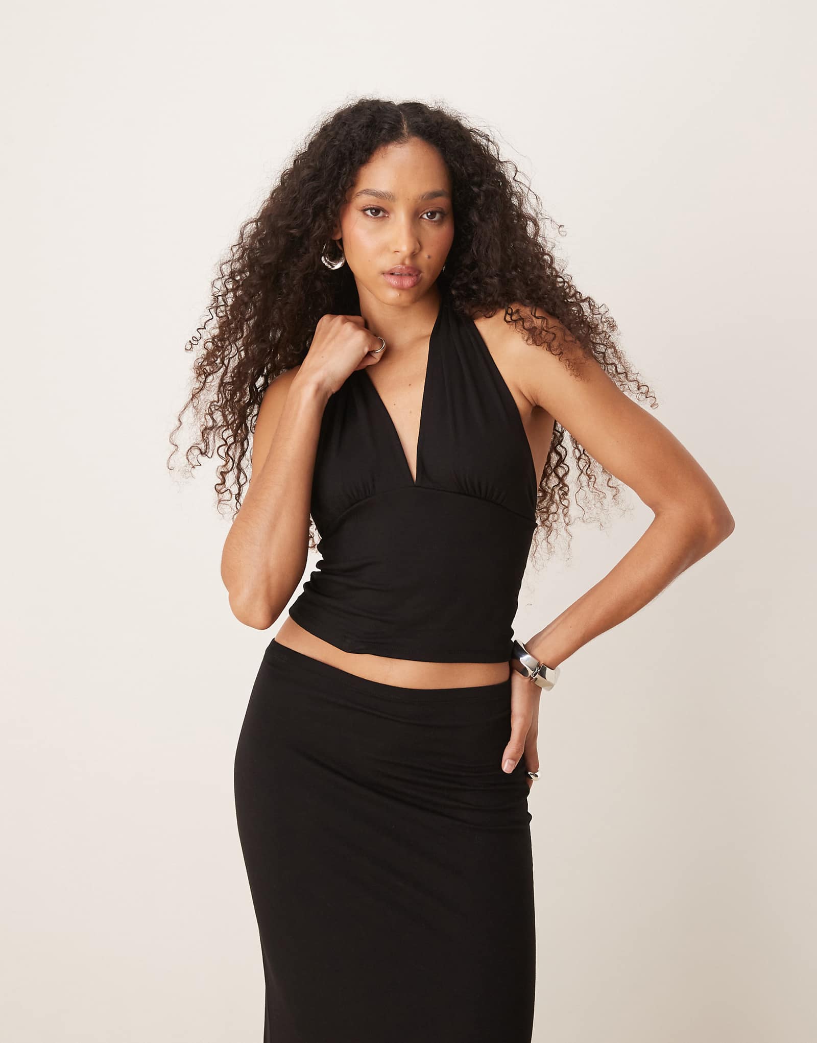 Приталенный топ на бретельках из мягкого трикотажа Gina черного цвета 9390₽