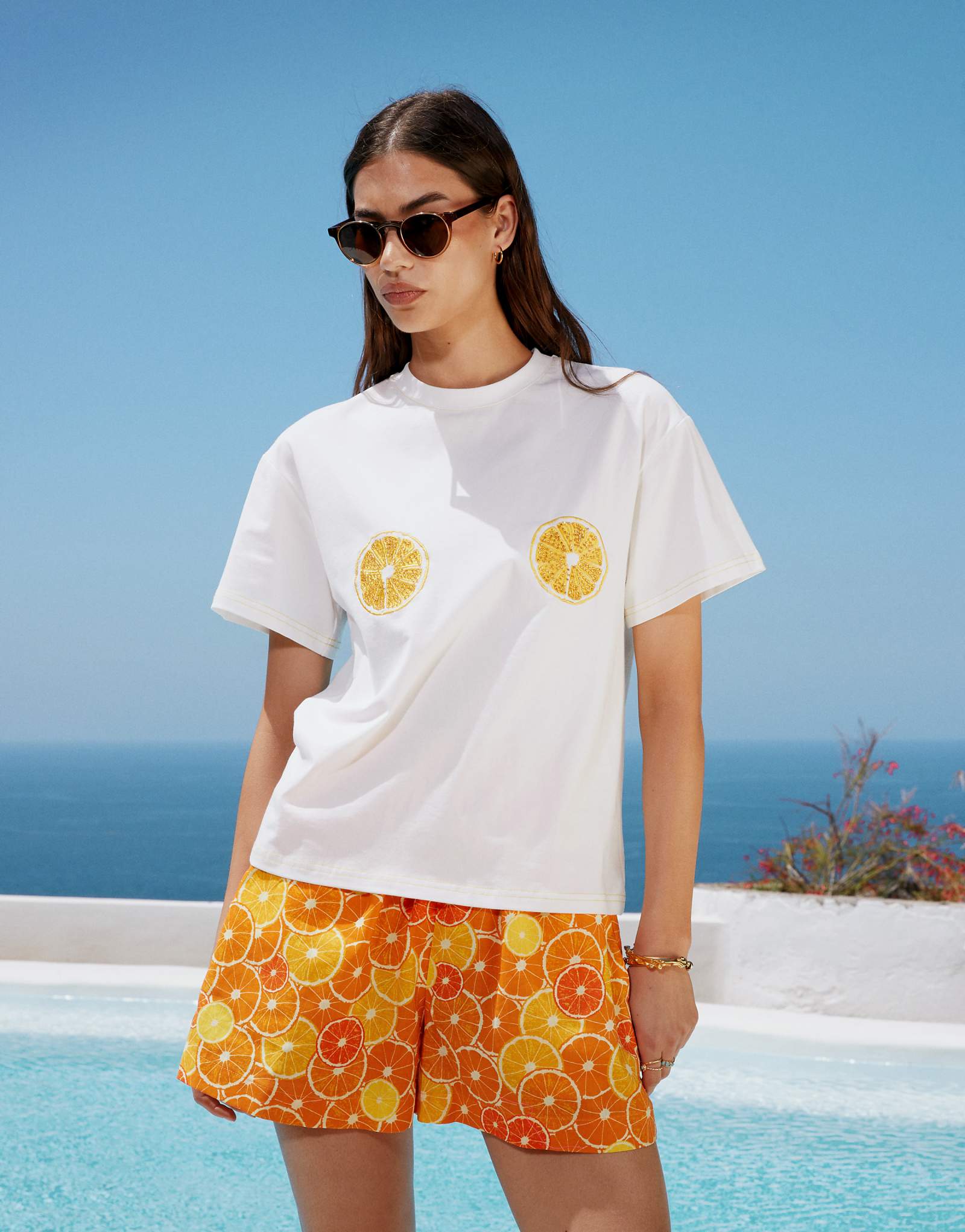 Никогда не надевавшаяся полностью вышитая оранжевая футболка белого цвета - часть комплекта 14390₽