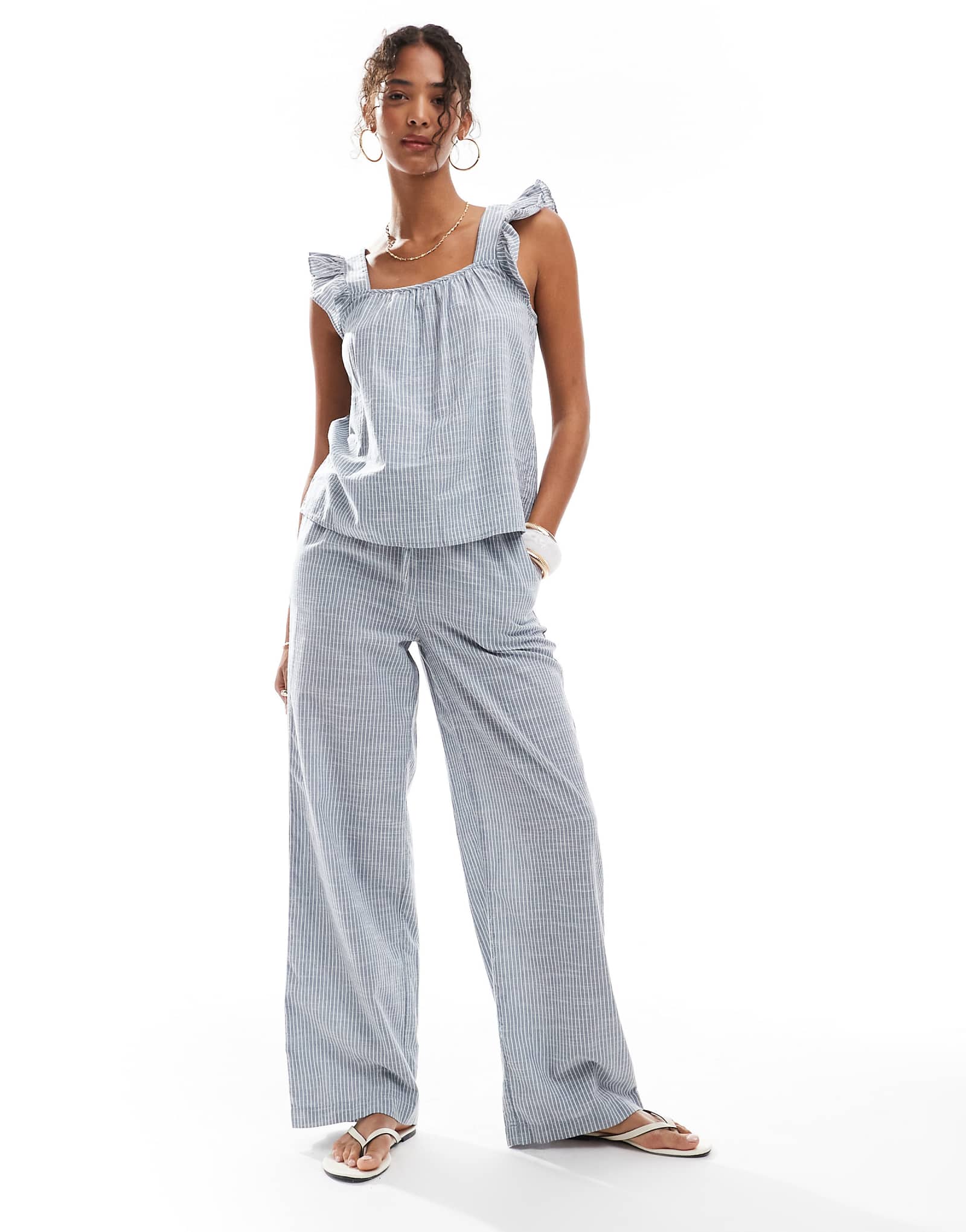 Детали сочетаются между собой широкие хлопчатобумажные брюки с завязками на талии в синюю полоску 12890₽