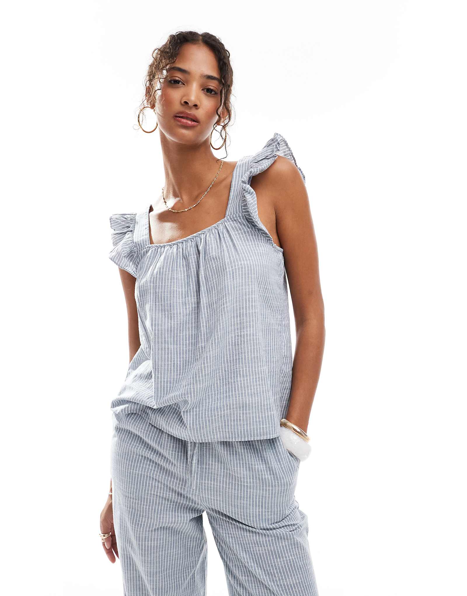 Детали сочетаются друг с другом хлопковая майка с развевающимися бретельками в синюю полоску 9590₽