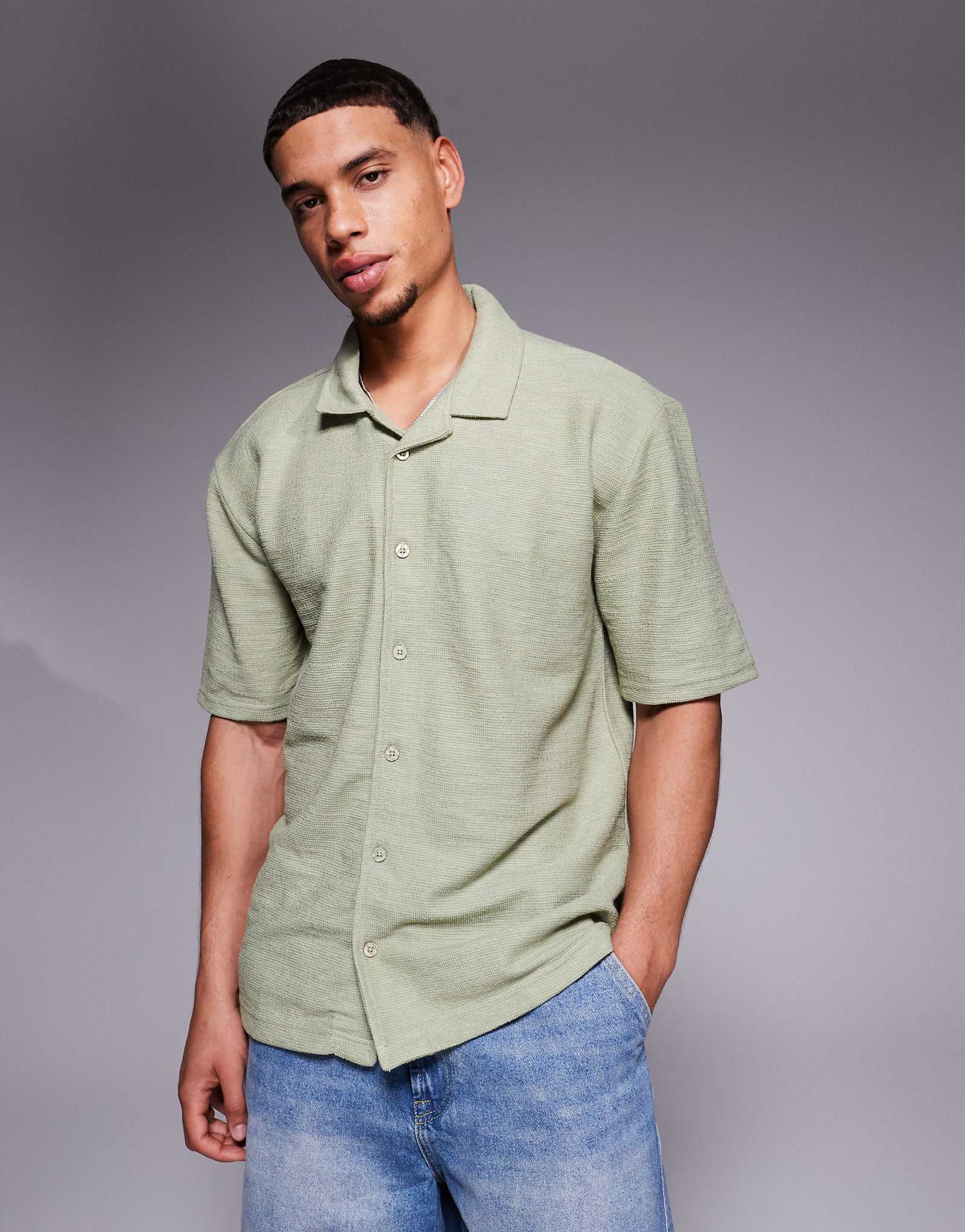 Поношенная трикотажная рубашка с коротким рукавом и текстурой шалфей-зеленого цвета
