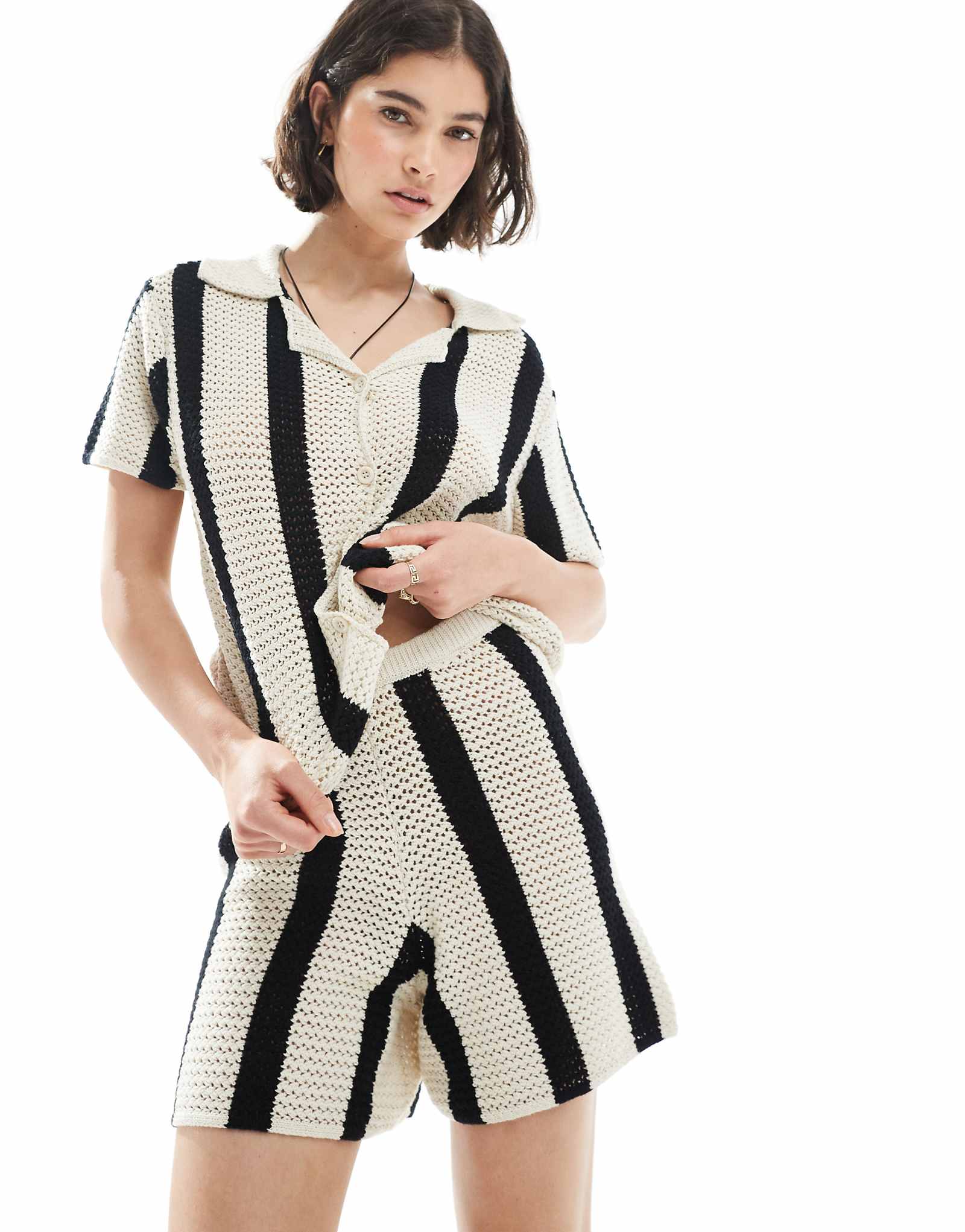 Детали вязаных крючком шорт в черно-белую полоску - часть комплекта