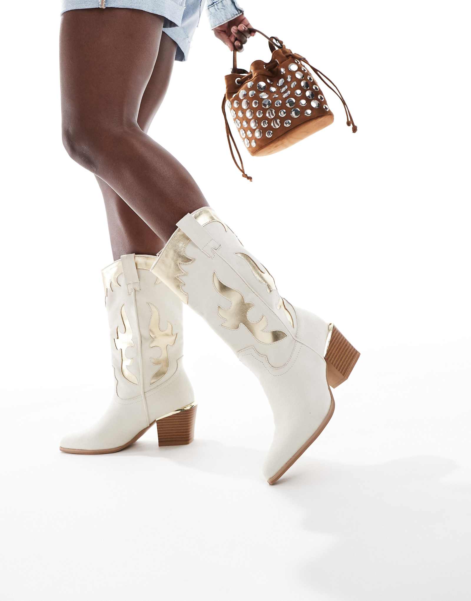 Ботинки в западном стиле SEQWL ACURA украшенные золотом из бежевого замша 12590₽