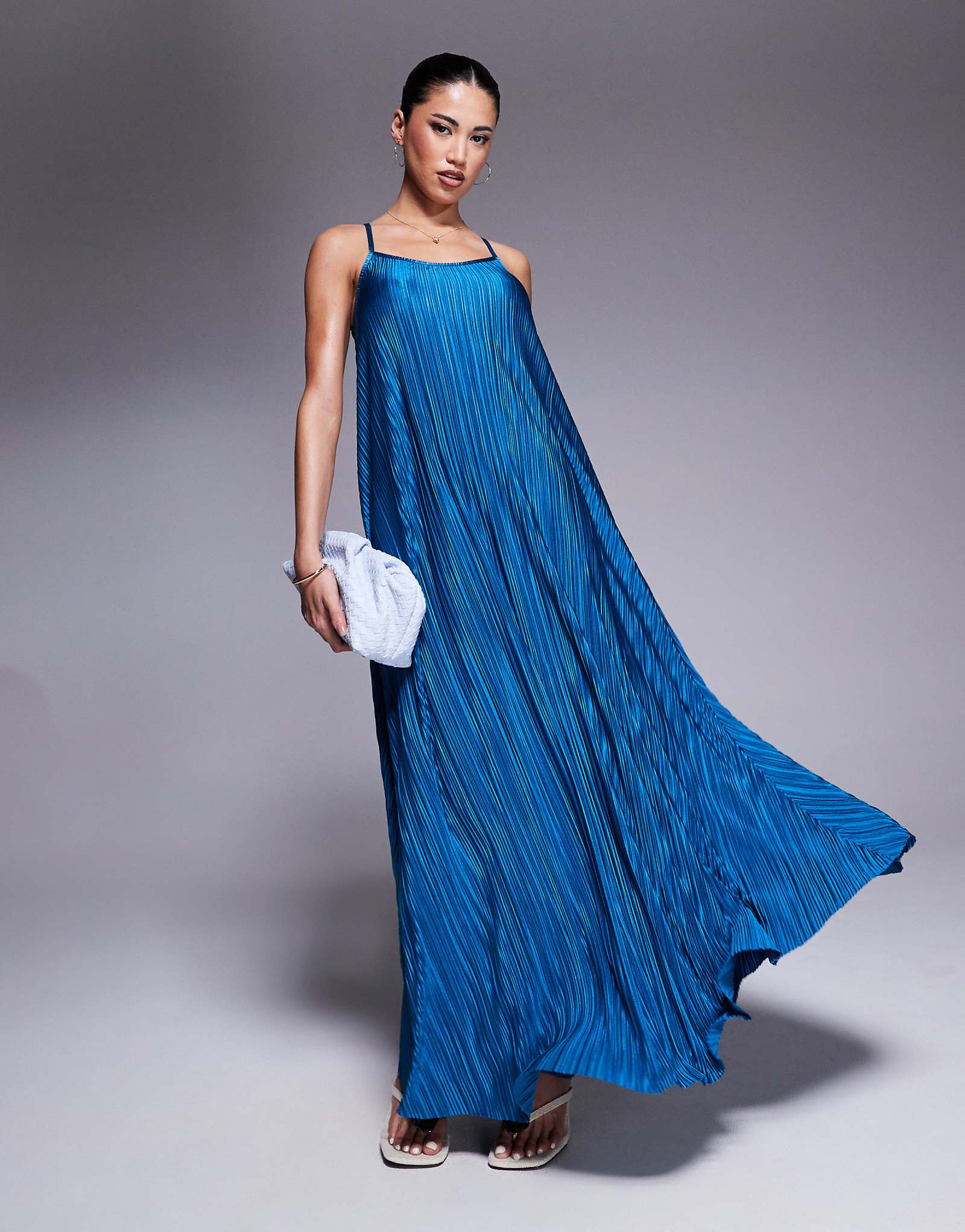 Макси-платье River Island plisse с металлической отделкой синего цвета 15590₽