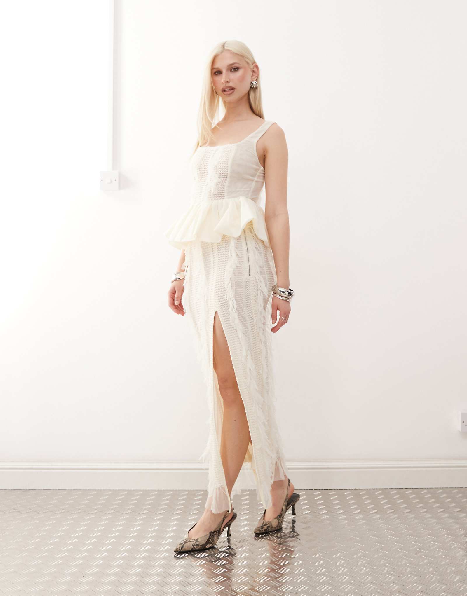 Юбка макси с фактурным разрезом по бокам от Amy Lynn Calla цвета слоновой кости - часть комплекта