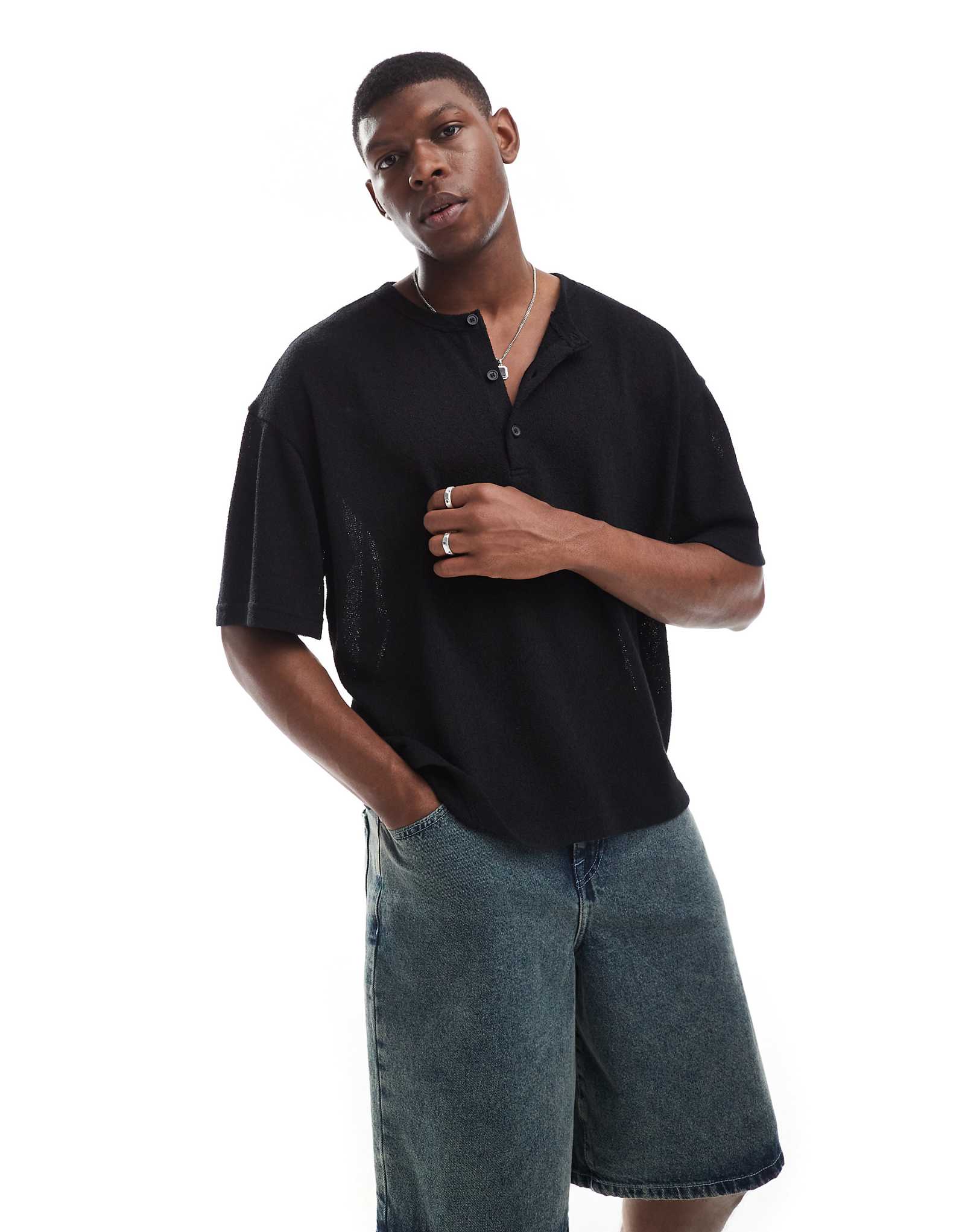 Трикотажная футболка с пуговицами Pull-Bear черного цвета, застиранная спереди