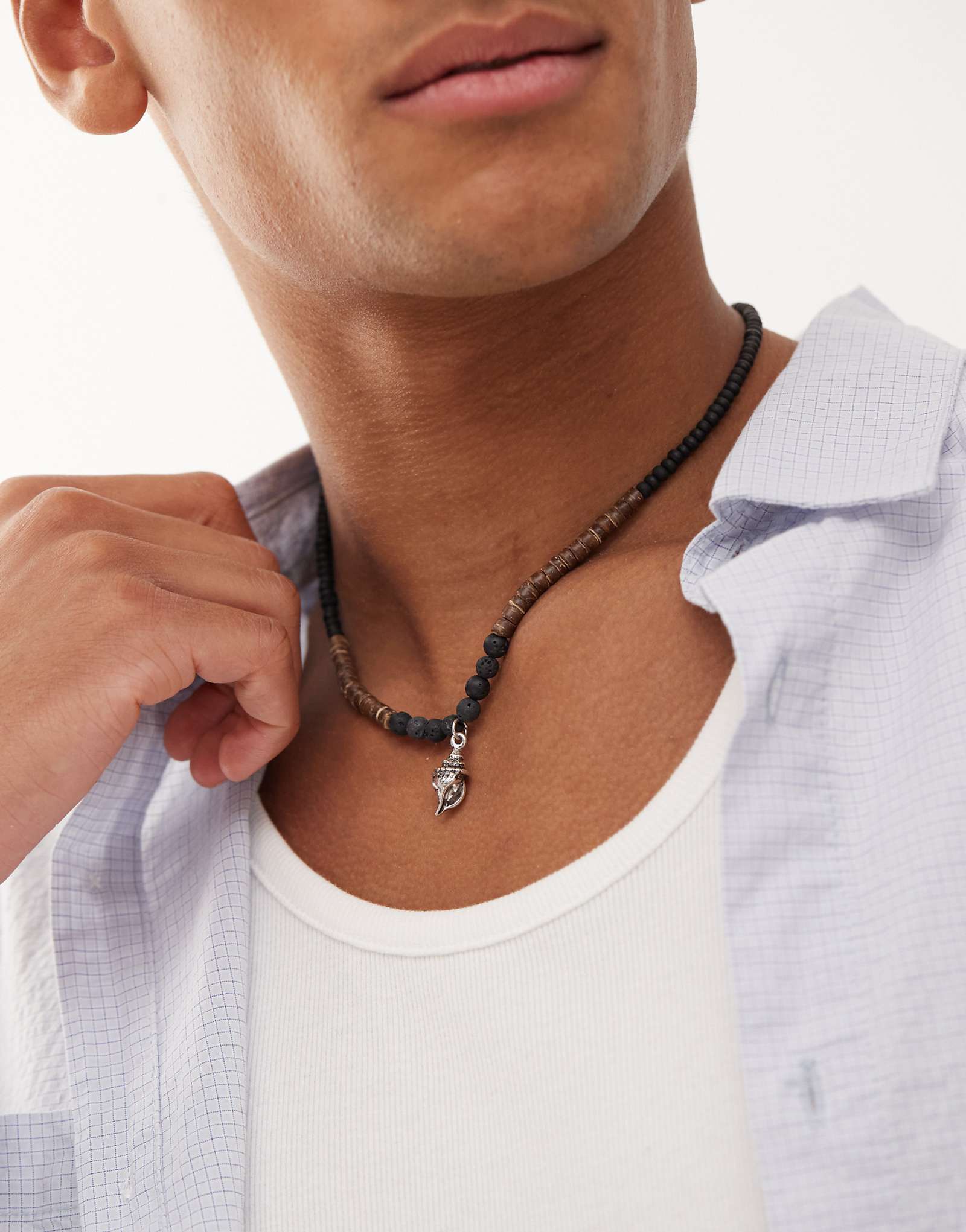 Классическое колье из бисера 77 пробы с подвеской в виде ракушки серебристого и черного цветов