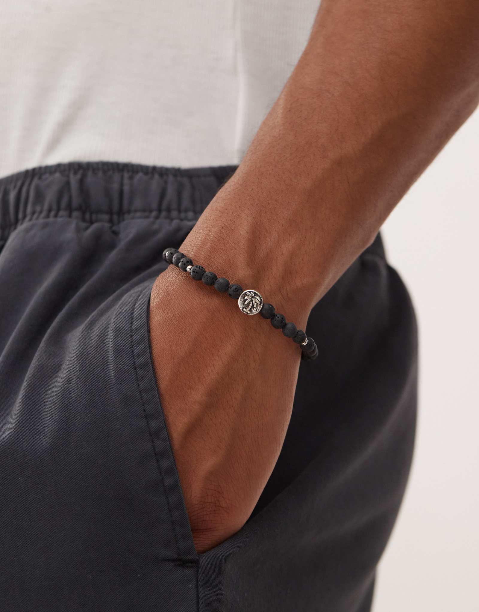 Классический браслет из бисера с пальмовой монетой 77 пробы черного цвета