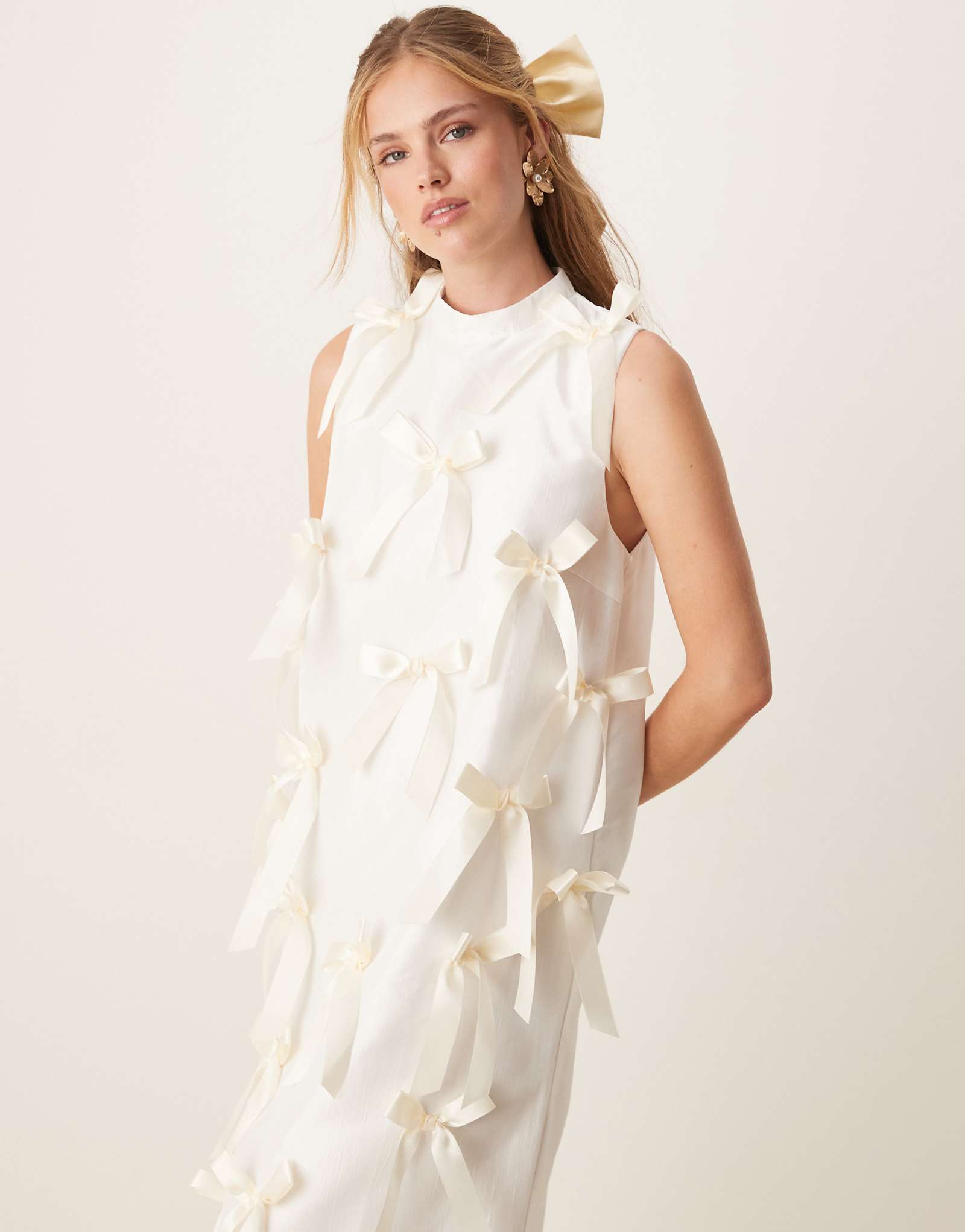 Сестра Джейн в белоснежном платье мидакси с бантиками цвета слоновой кости 34690₽