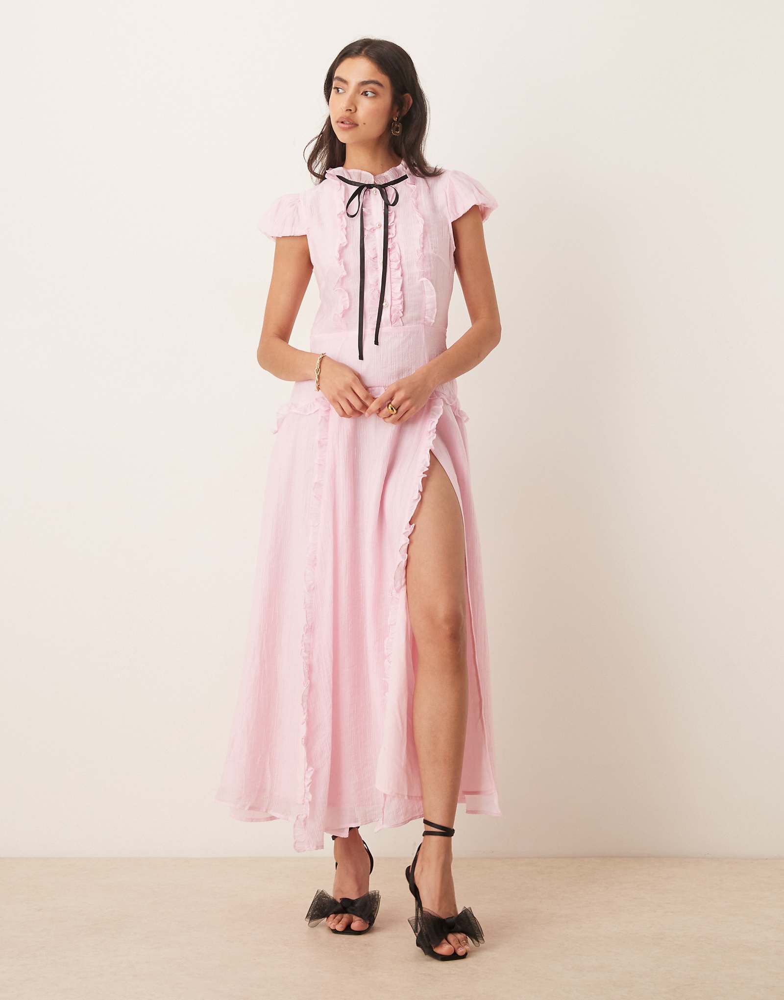 Бледно-розовое макси-платье с рюшами от сестры Джейн Примроуз