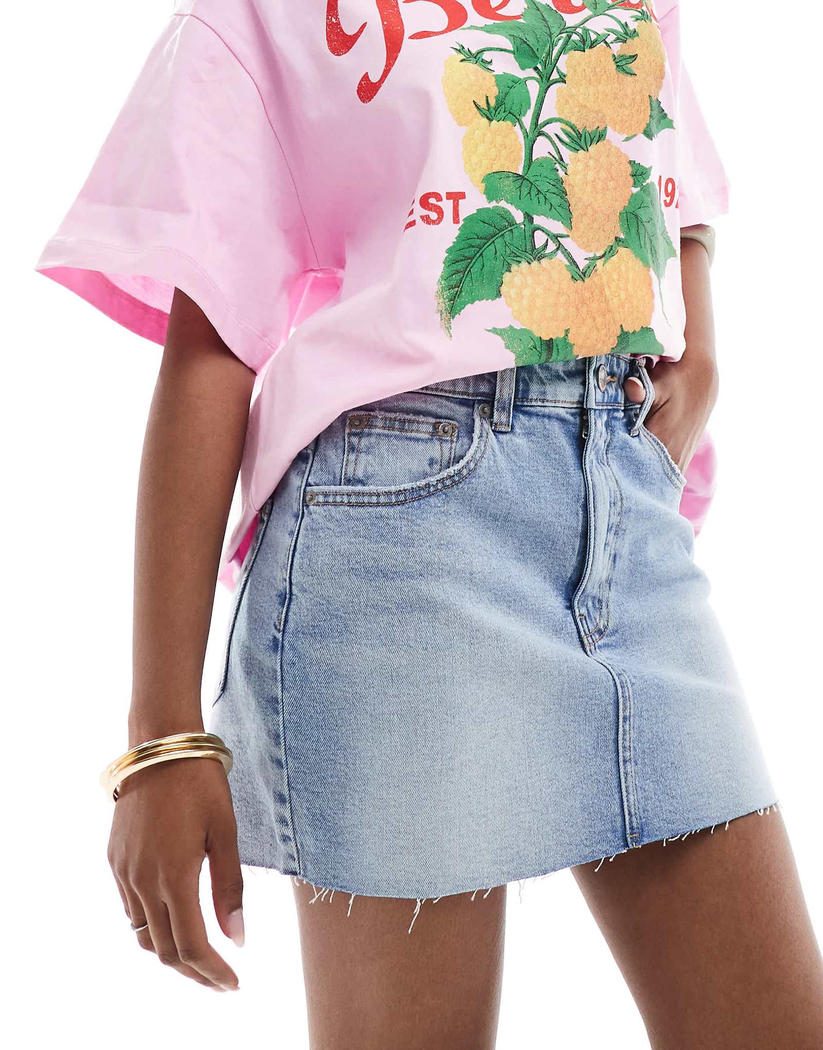 Джинсовая мини-юбка Pull-Bear с необработанным низом темно-синего цвета 6890₽