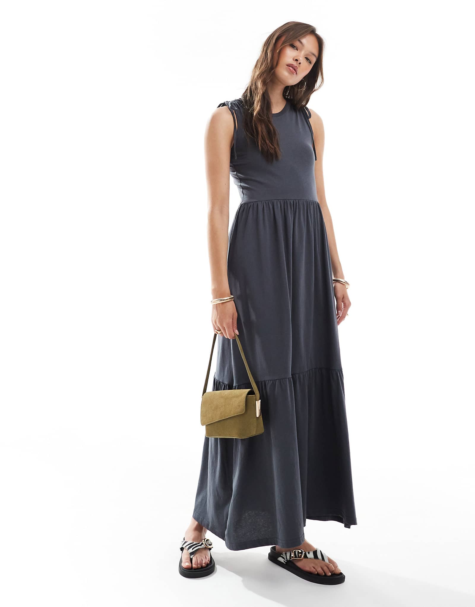 Многоярусное миди-платье Brave Soul из плотного хлопка с высоким воротом угольно-серого цвета 7990₽