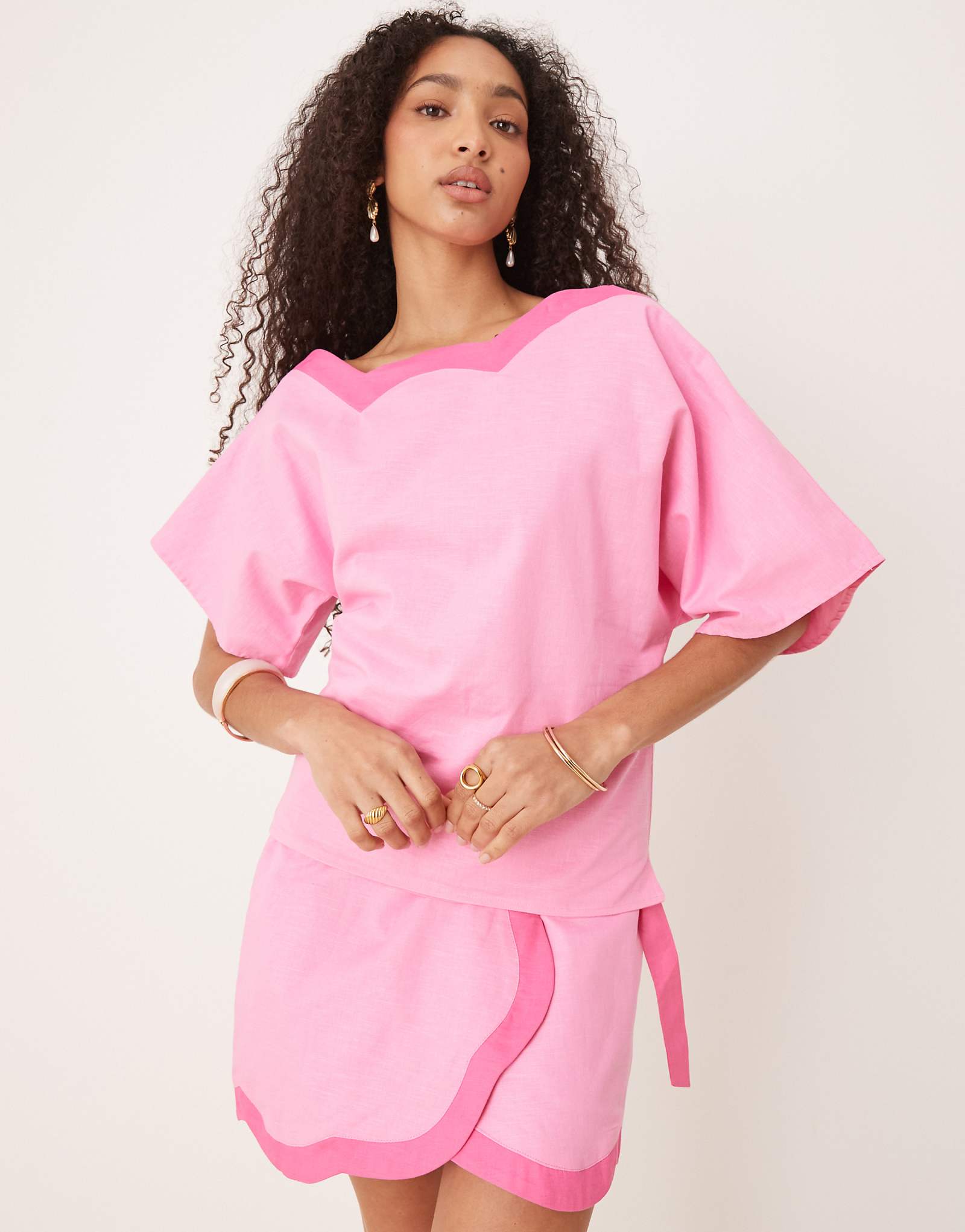 Никогда не надеваемый полностью топ с открытыми плечами контрастного розового цвета - часть комплекта 19590₽