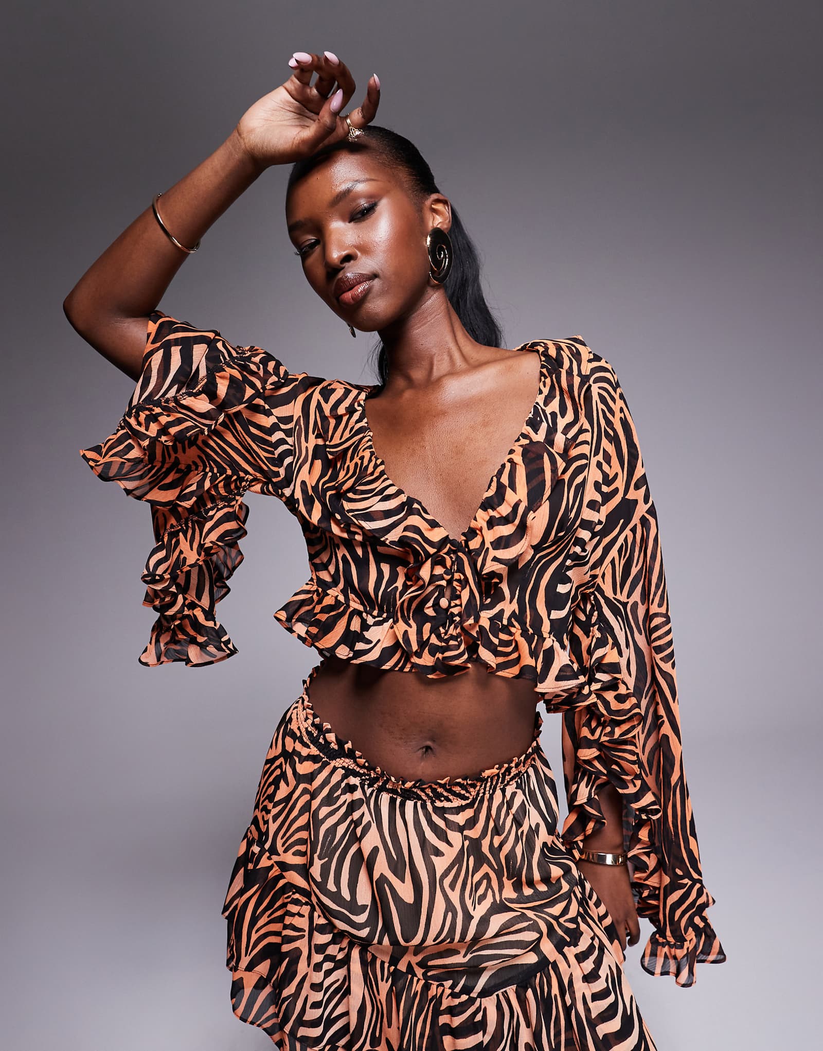 Укороченный топ с оборками на рукавах цвета зебра-омбре от AFRM - часть комплекта 8790₽