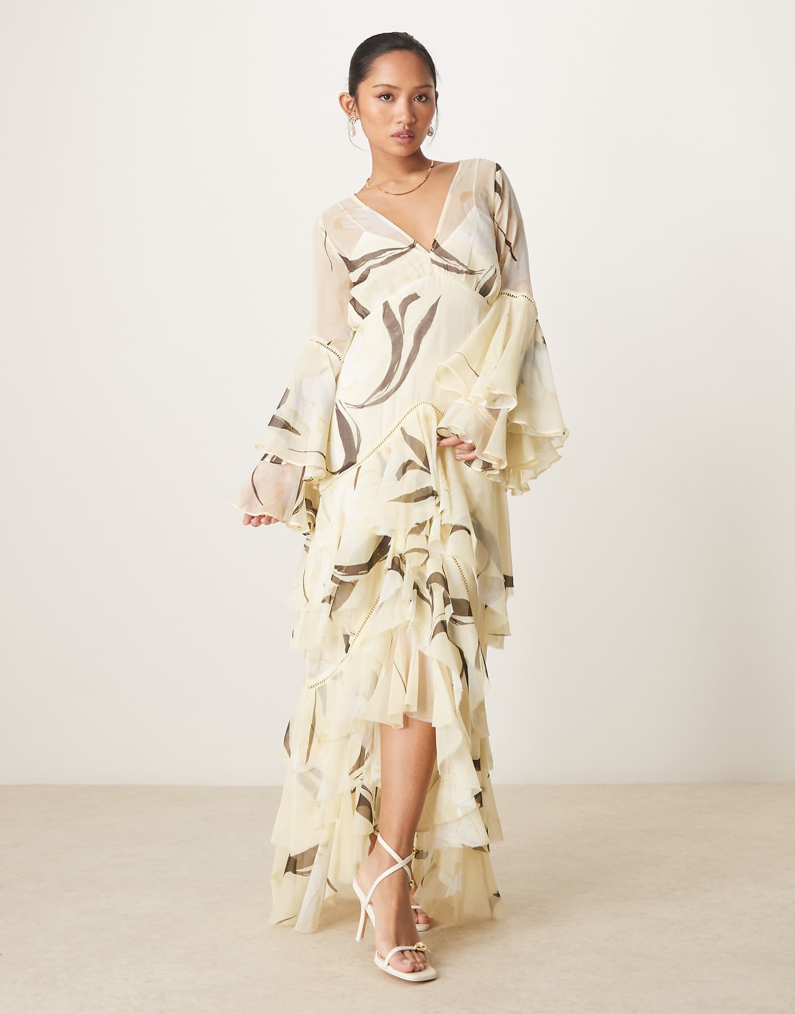 ДИЗАЙНЕРСКОЕ мини-платье макси с глубоким вырезом и оборками в несколько слоев от ASOS с кружевными вставками и лимонно-цветочным принтом 18390₽