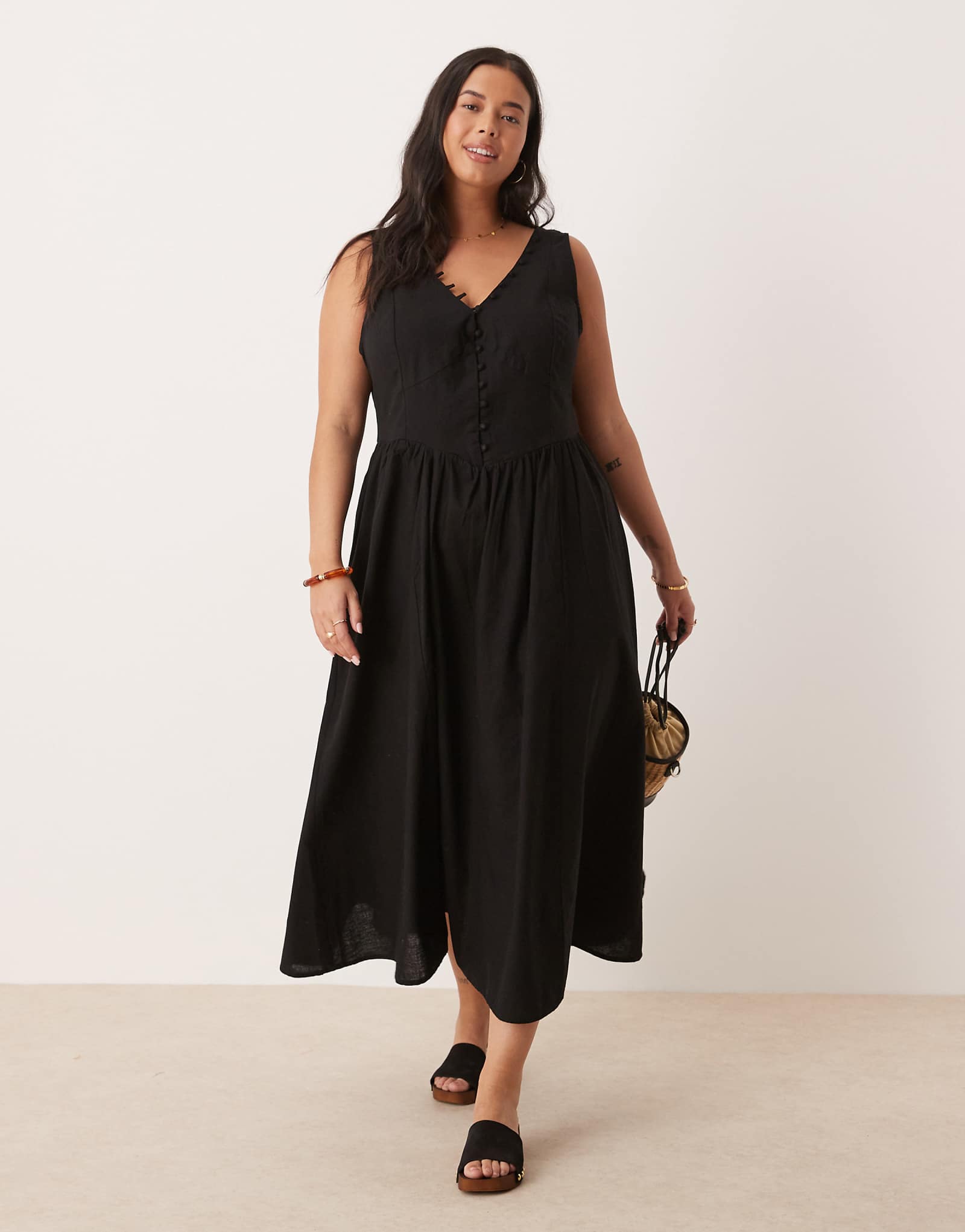 Макси-платье ASOS DESIGN c v-образным вырезом на пуговицах и заниженной талией черного цвета 6590₽