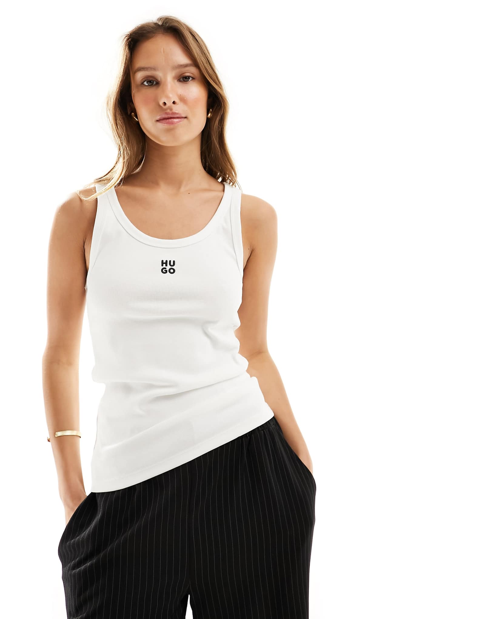 Майка с красным логотипом HUGO белого цвета 5290₽