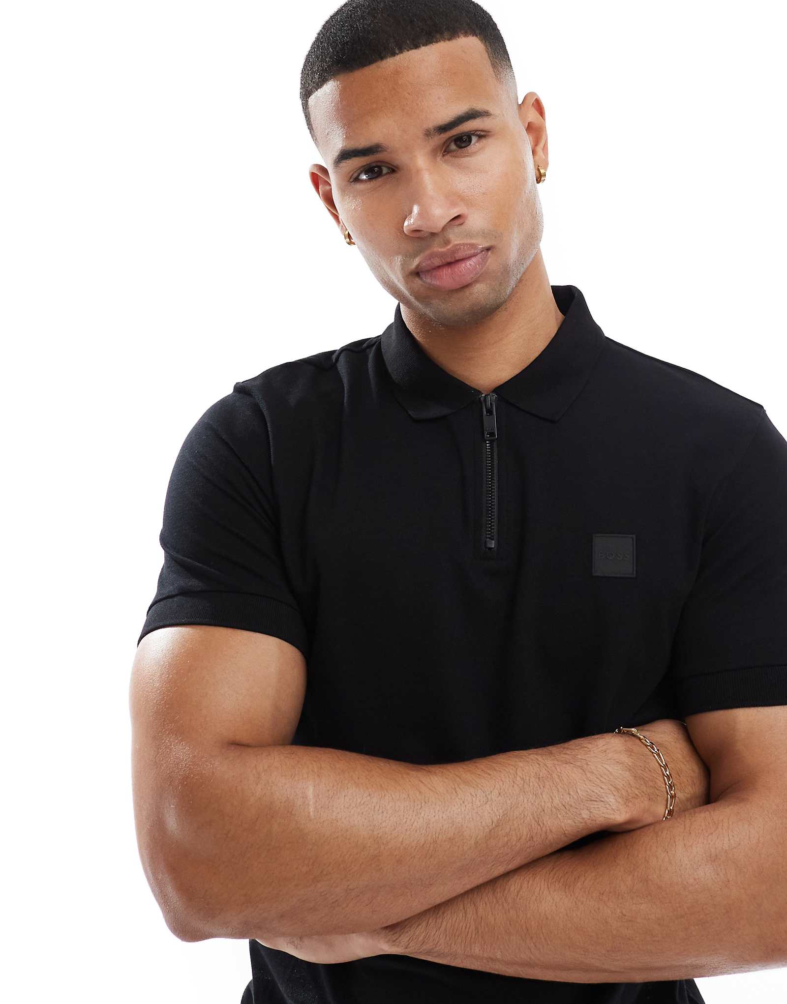 Приталенное поло черного цвета с оранжевой застежкой-молнией и логотипом BOSS в тон 17090₽