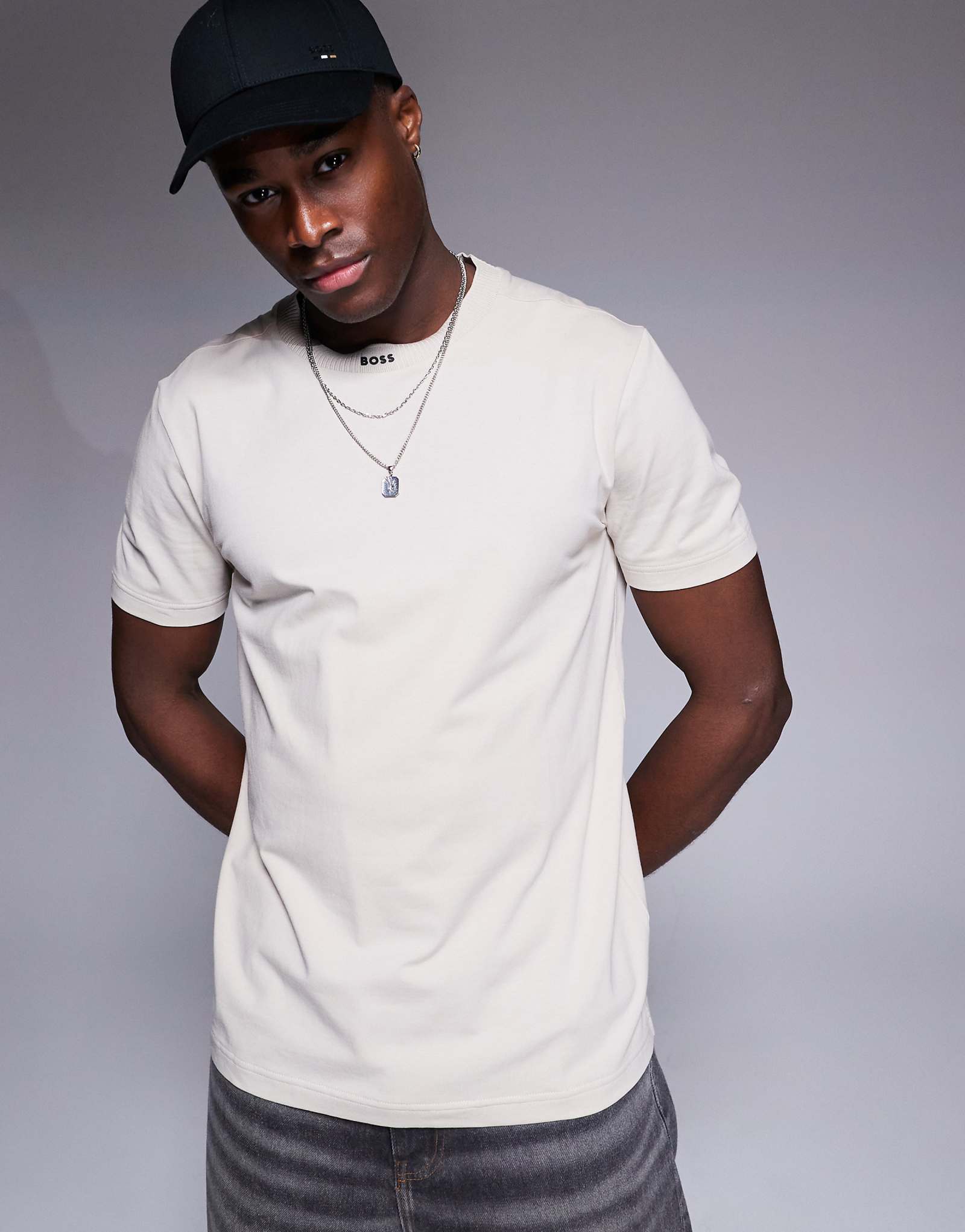 Футболка BOSS Green с логотипом BOSS Green с ребристой горловиной цвет бежевый 9090₽