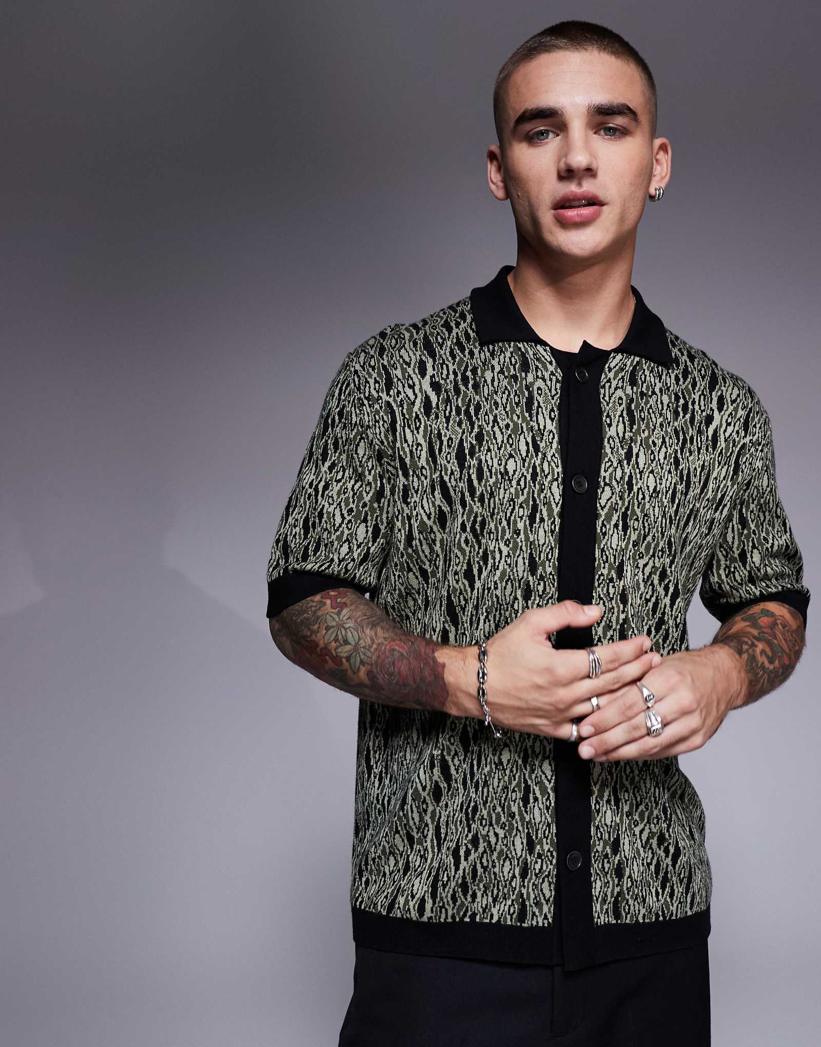 Трикотажная рубашка поло на пуговицах с коротким рукавом HUGO RED Sgeo из змеиной кожи светлозеленого цвета 18990₽