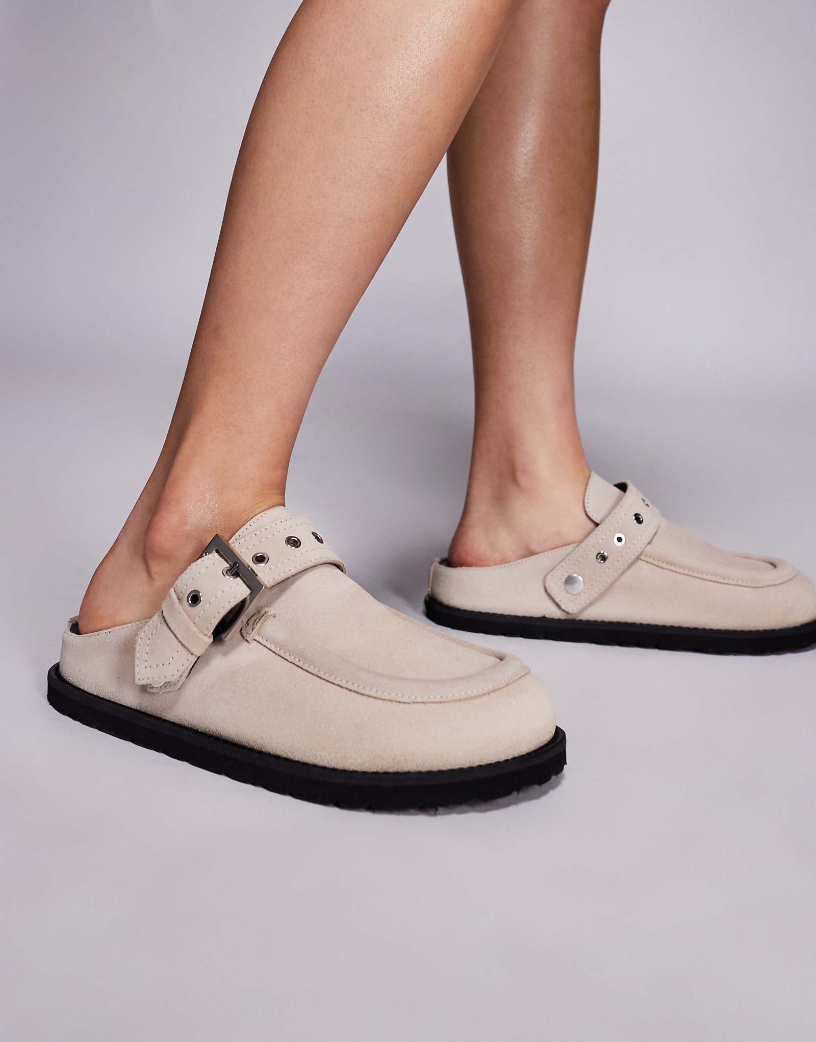 Красные замшевые сабо HUGO с пряжкой из камня