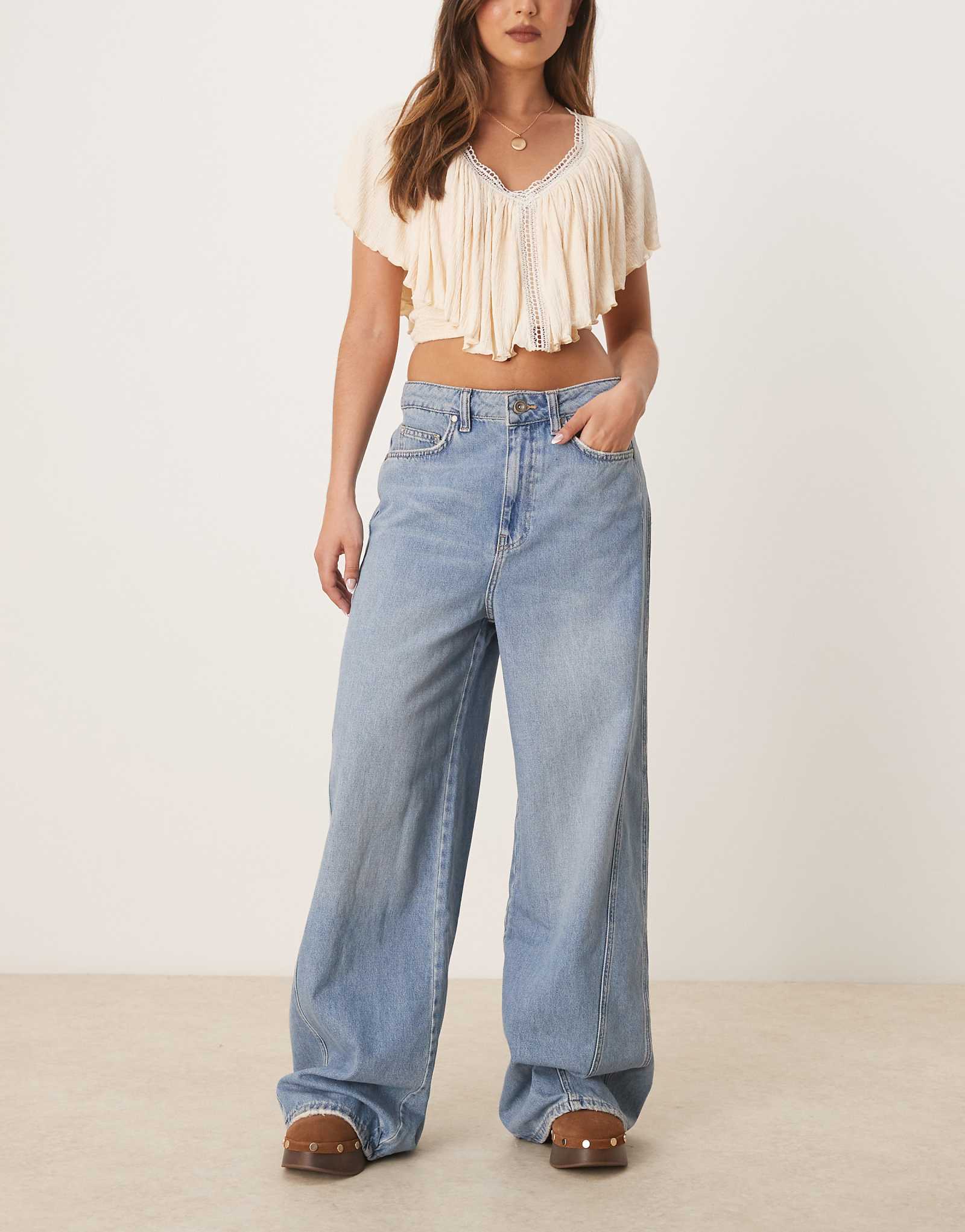 Джинсы прямого кроя Mango Mila свободного кроя с отбеливателем спереди светло-голубого цвета 11890₽