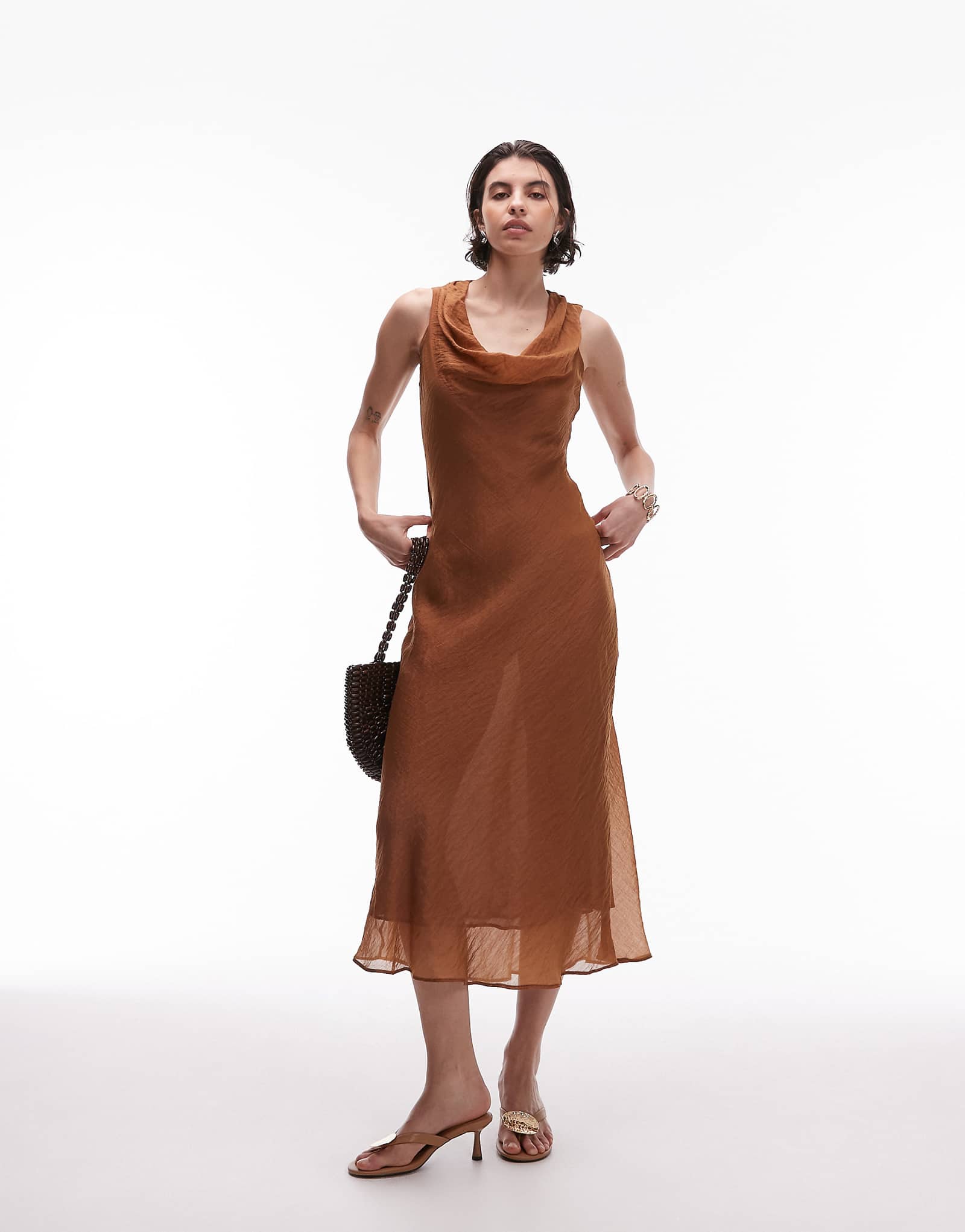 Атласное миди-платье с глубоким вырезом Mango коричневого цвета 12290₽