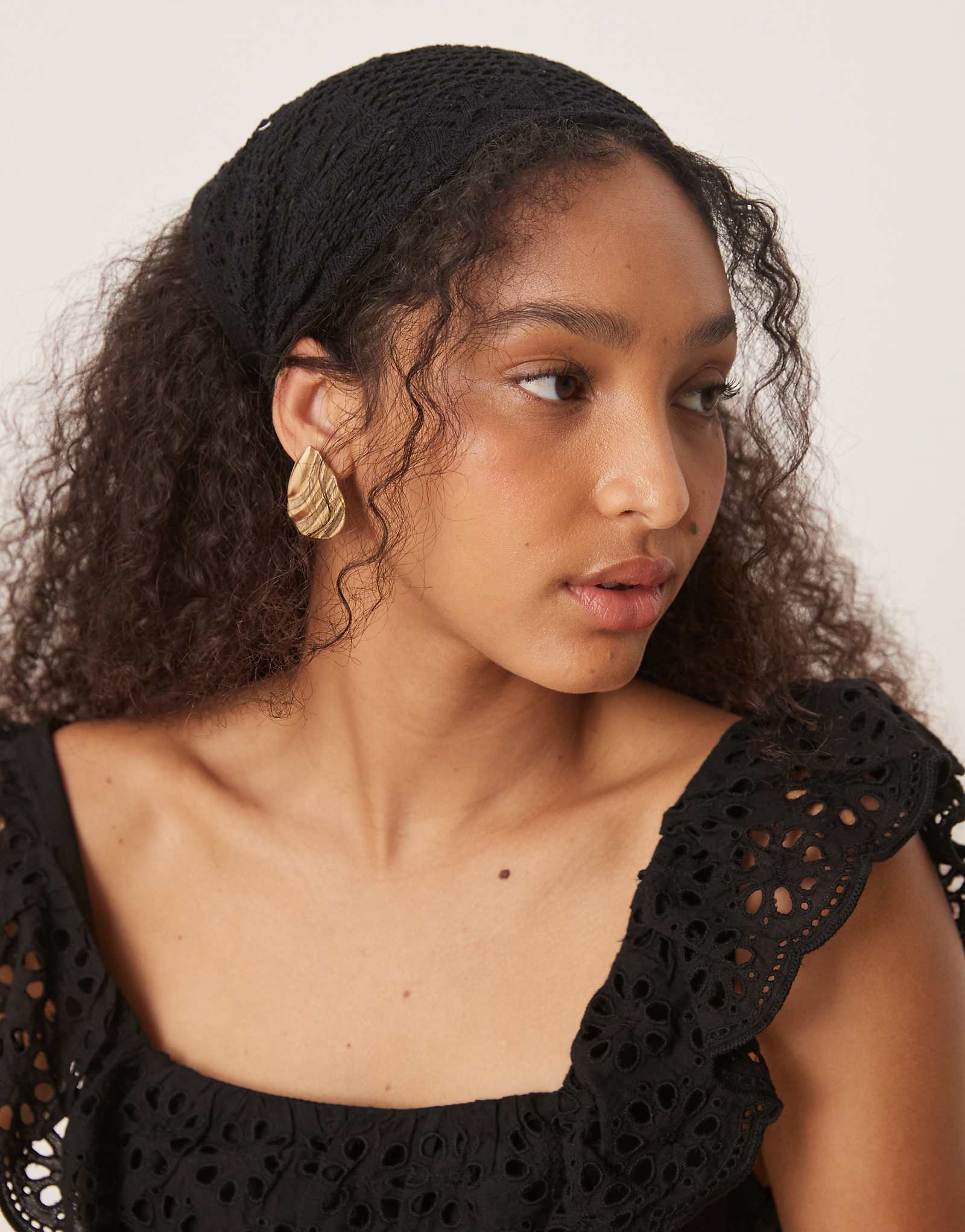 Многоходовой головной платок ASOS DESIGN crochet stitch черного цвета 2790₽