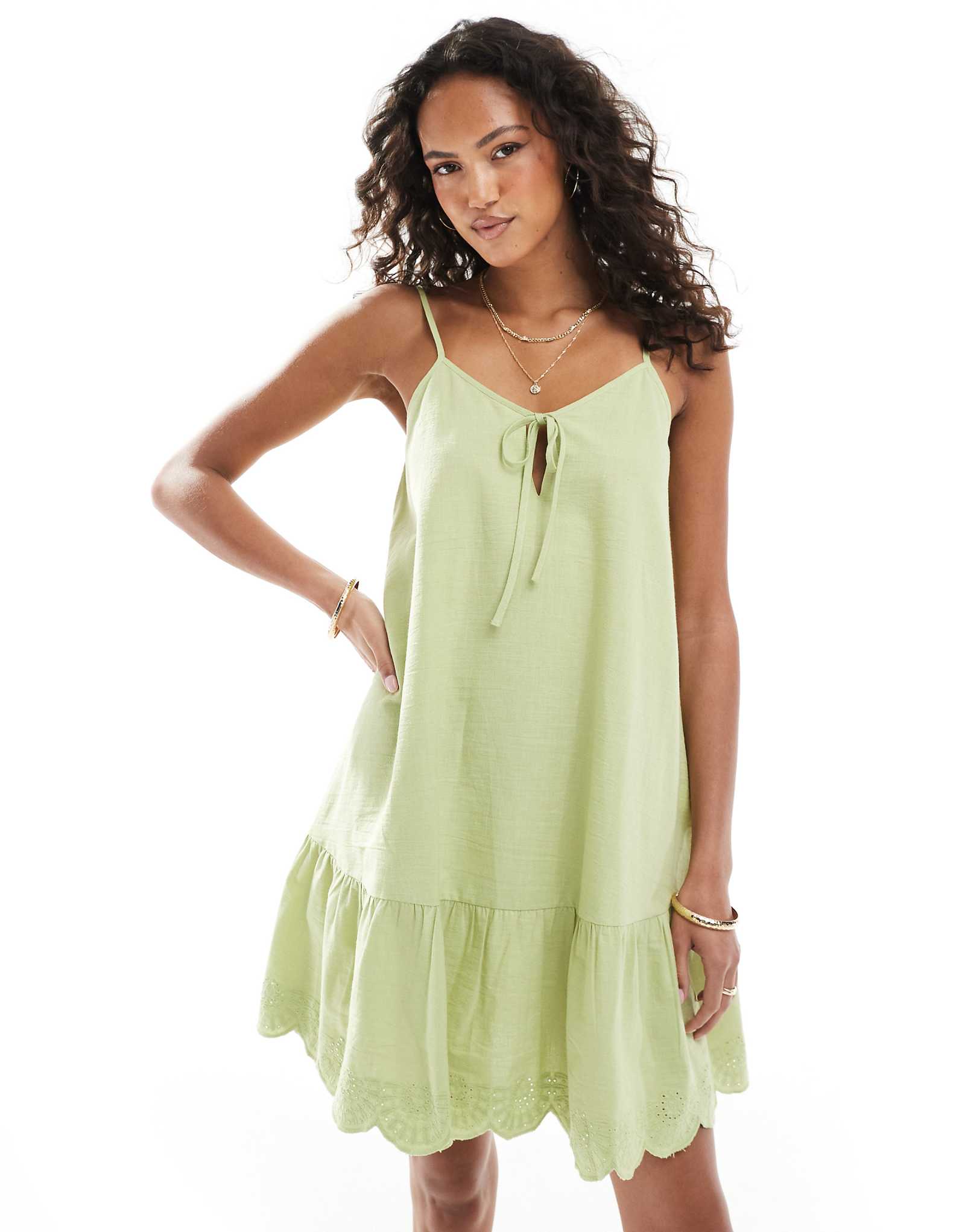 Молодежное льняное мини-платье на бретельках в традиционном стиле цвета шалфея 12790₽