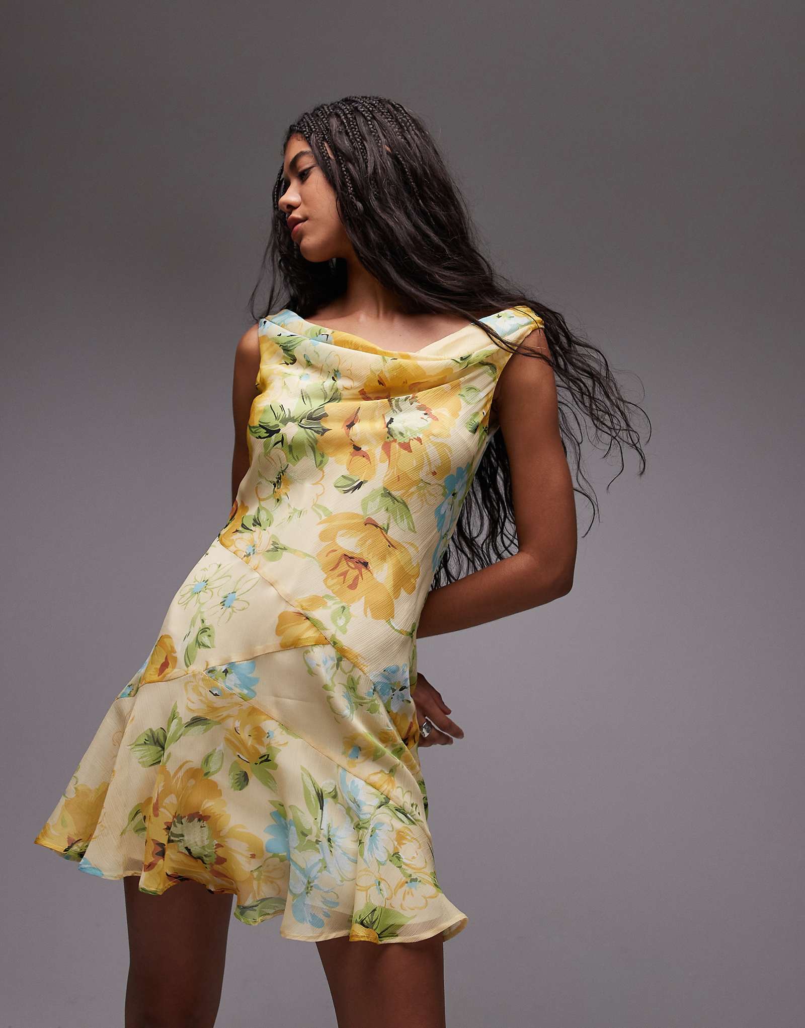 Мини-чайное платье с глубоким вырезом и пышным подолом от Topshop в лимонно-цветочный цвет 17390₽