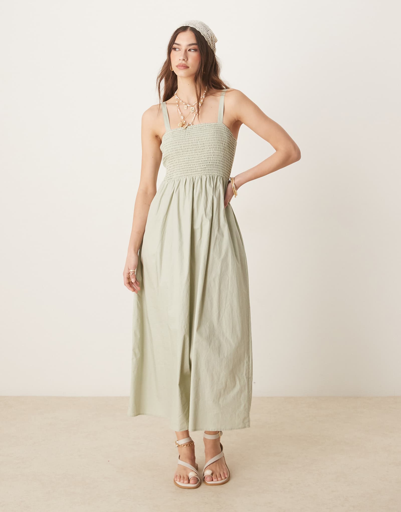 Поношенное макси-платье на бретельках зеленого цвета с гофрировкой 5390₽